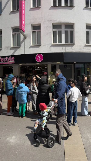 Zushi Market Neueröffnung in Wien-Favoriten: Riesiger Andrang bei Ein-Euro-Bowl-Aktion am Reumannplatz. Video zeigt die lange Warteschlange.