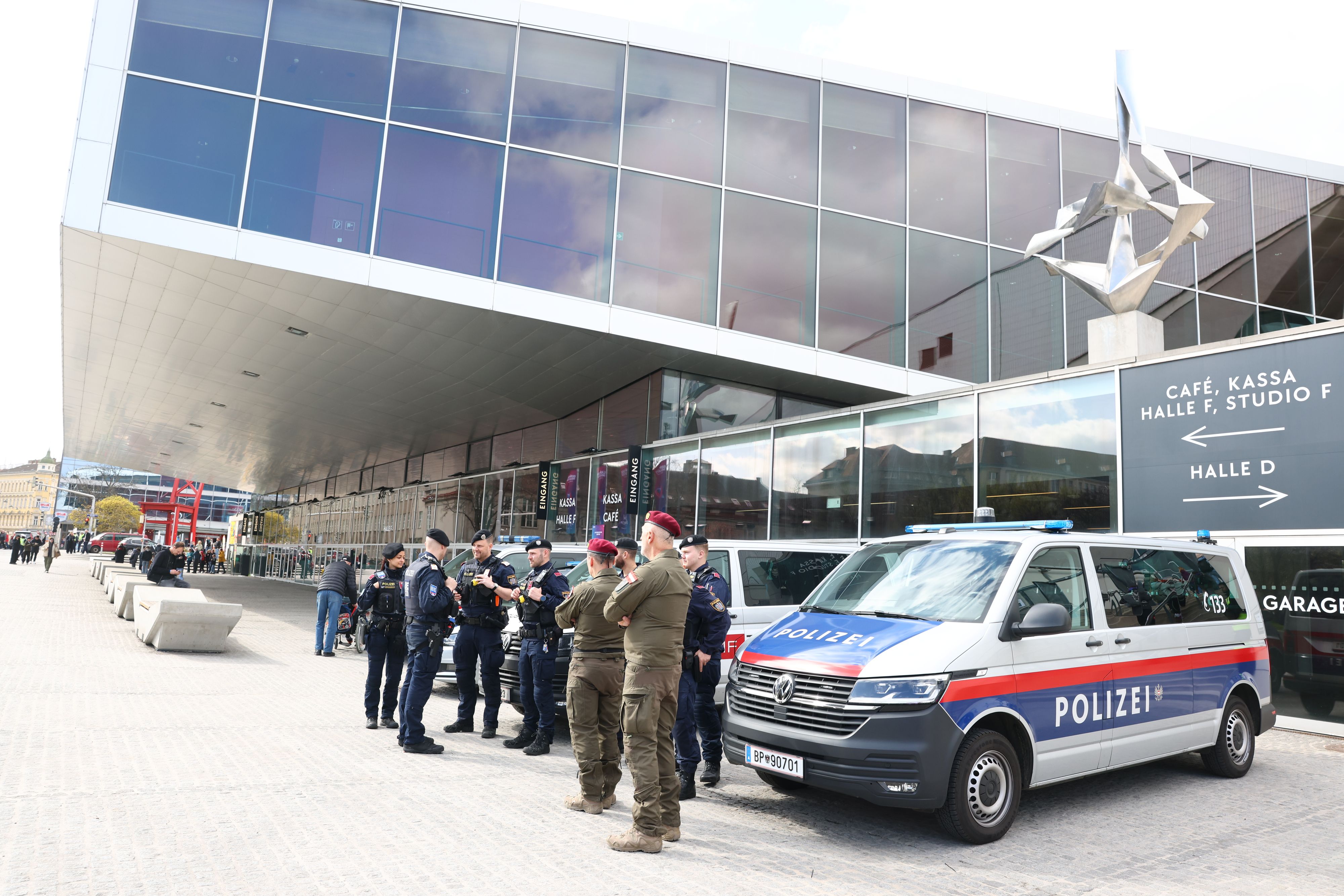 Großer Aufwand für die Sicherheit in Wien – hier vor der Stadhalle.