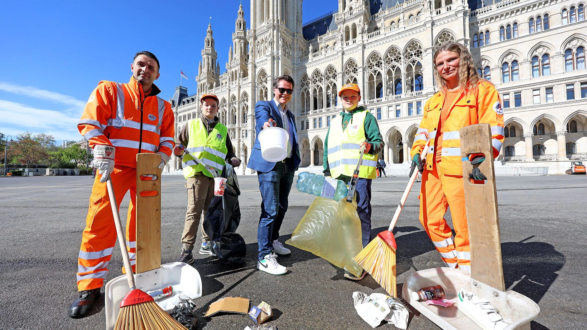 Fototermin "Frühjahrsputz mit der MA48" mit StR Jürgen Czernohorszky.