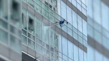 High-Tech Fensterputzen: Drohne im Einsatz