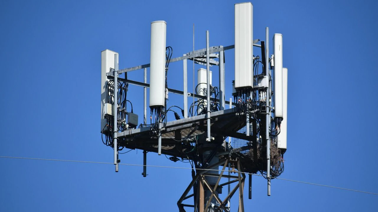 Mobilfunkturm mit 5G-Signal