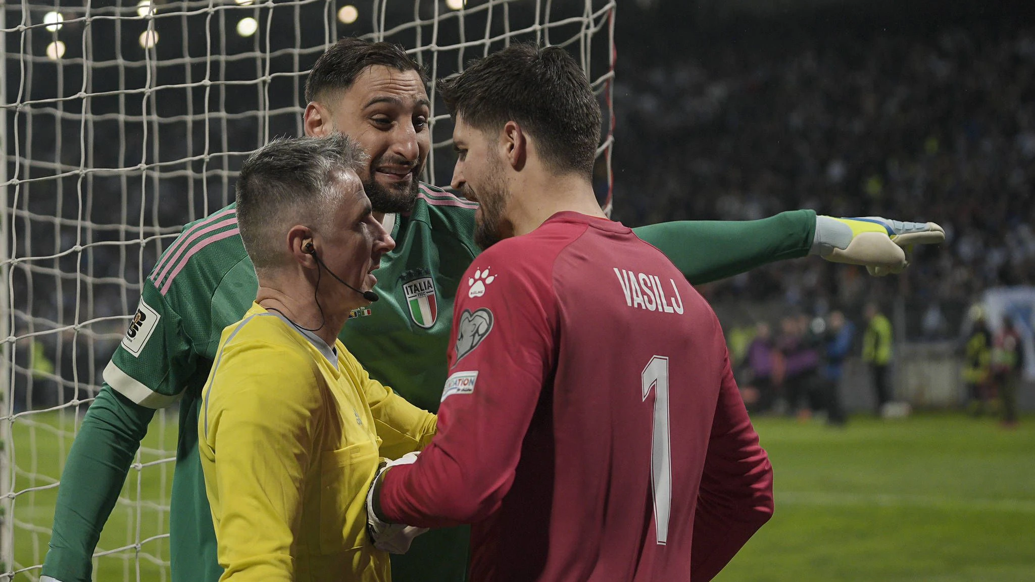 Heute.at - Unsportlich! Donnarumma zerreißt Zettel vom Gegner