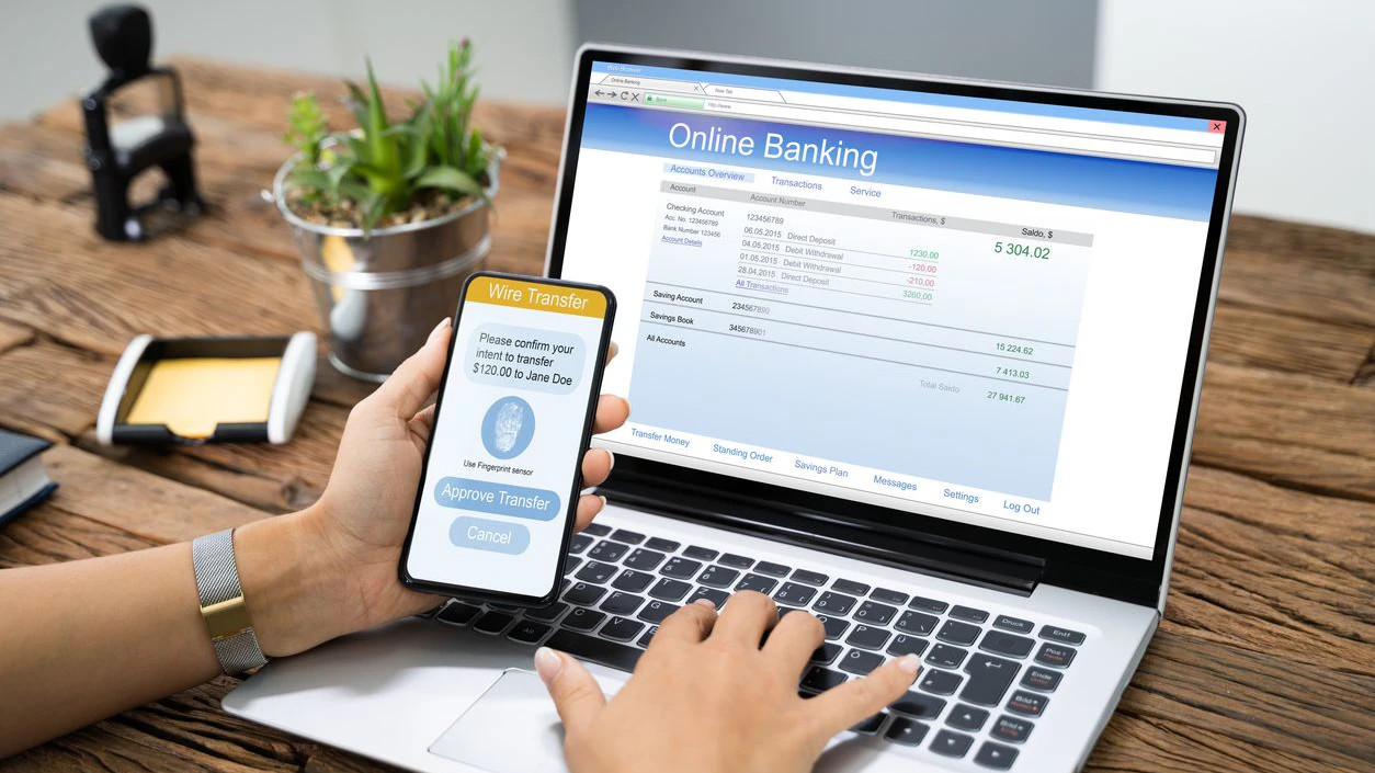 Die Betrüger drängen ihre Opfer zu online Überweisungen.