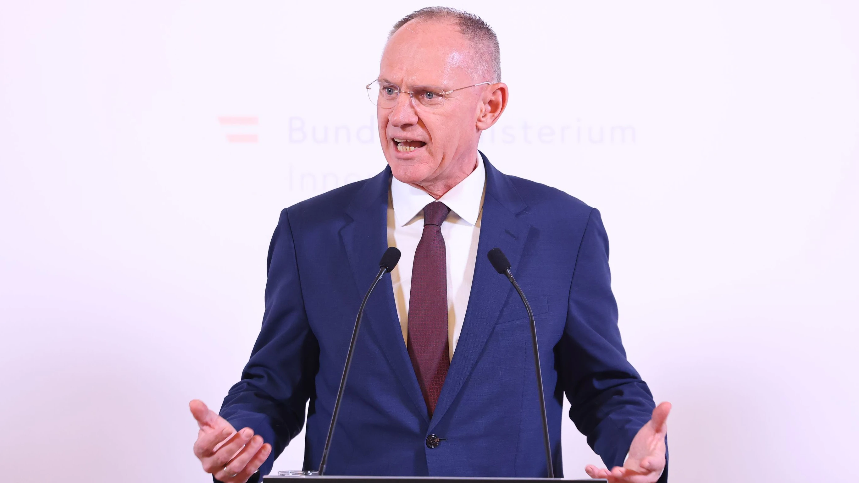 Innenminister Gerhard Karner fordert einen härteren Kurs bei jugendlichen Intensivstraftätern.