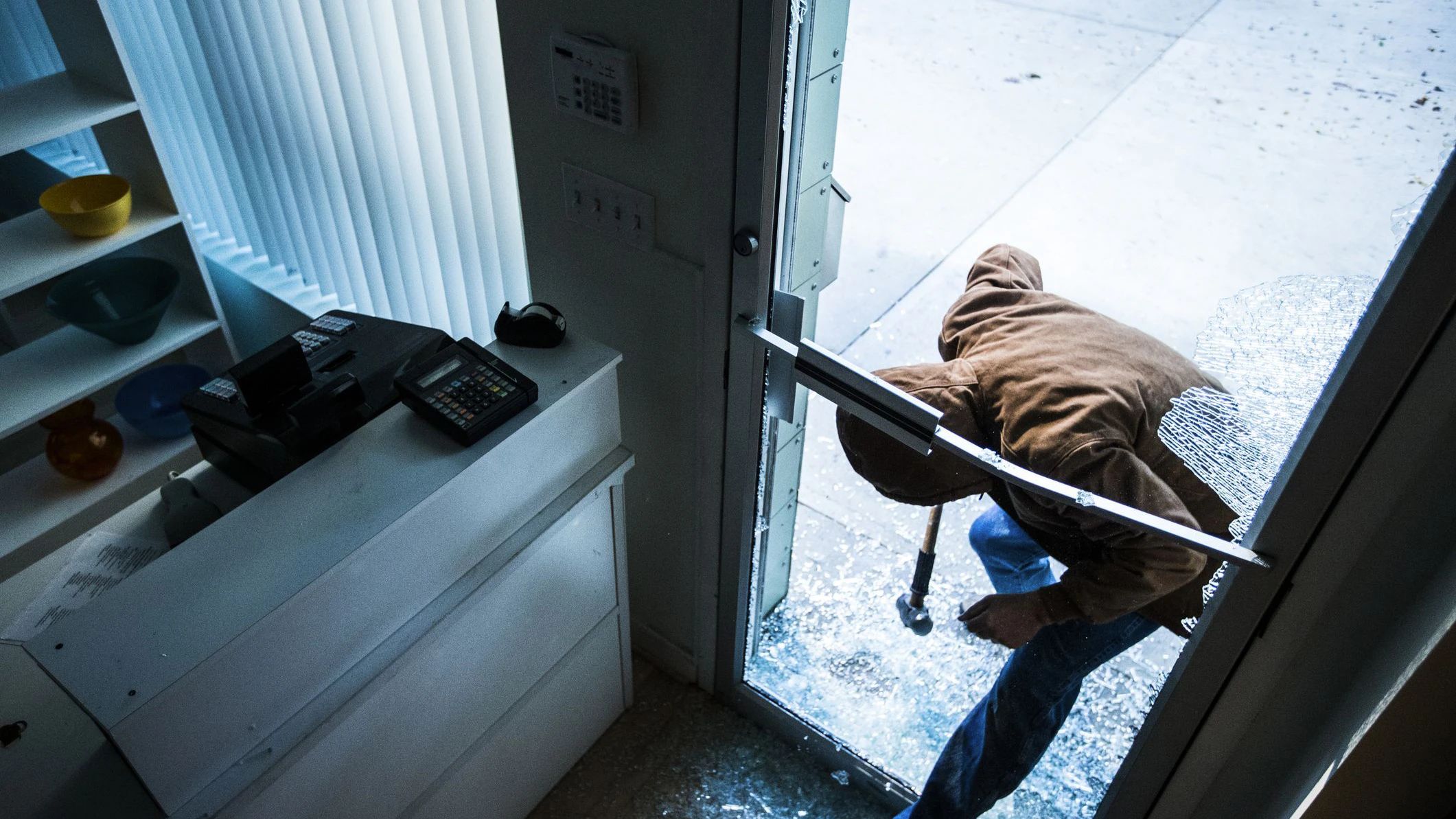 Der Jugendliche zerschlug die Scheibe und trat so in den Laden ein.