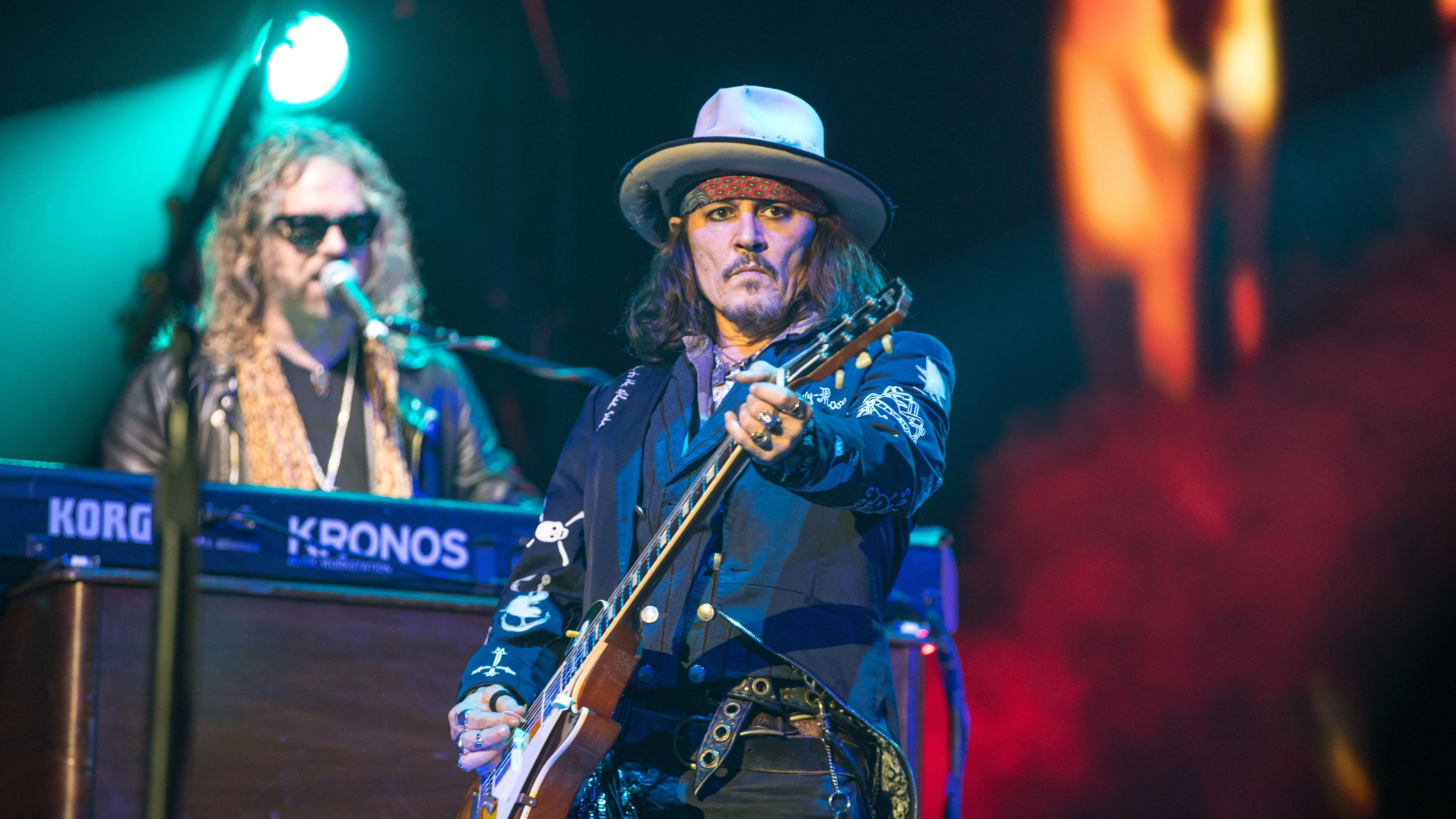Die "Hollywood Vampires" (Johnny Depp, Alice Cooper, Joe Perry von Aerosmith und Tommy Henriksen von Crossbone Skully) treten am 5. September im VAZ St. Pölten auf.