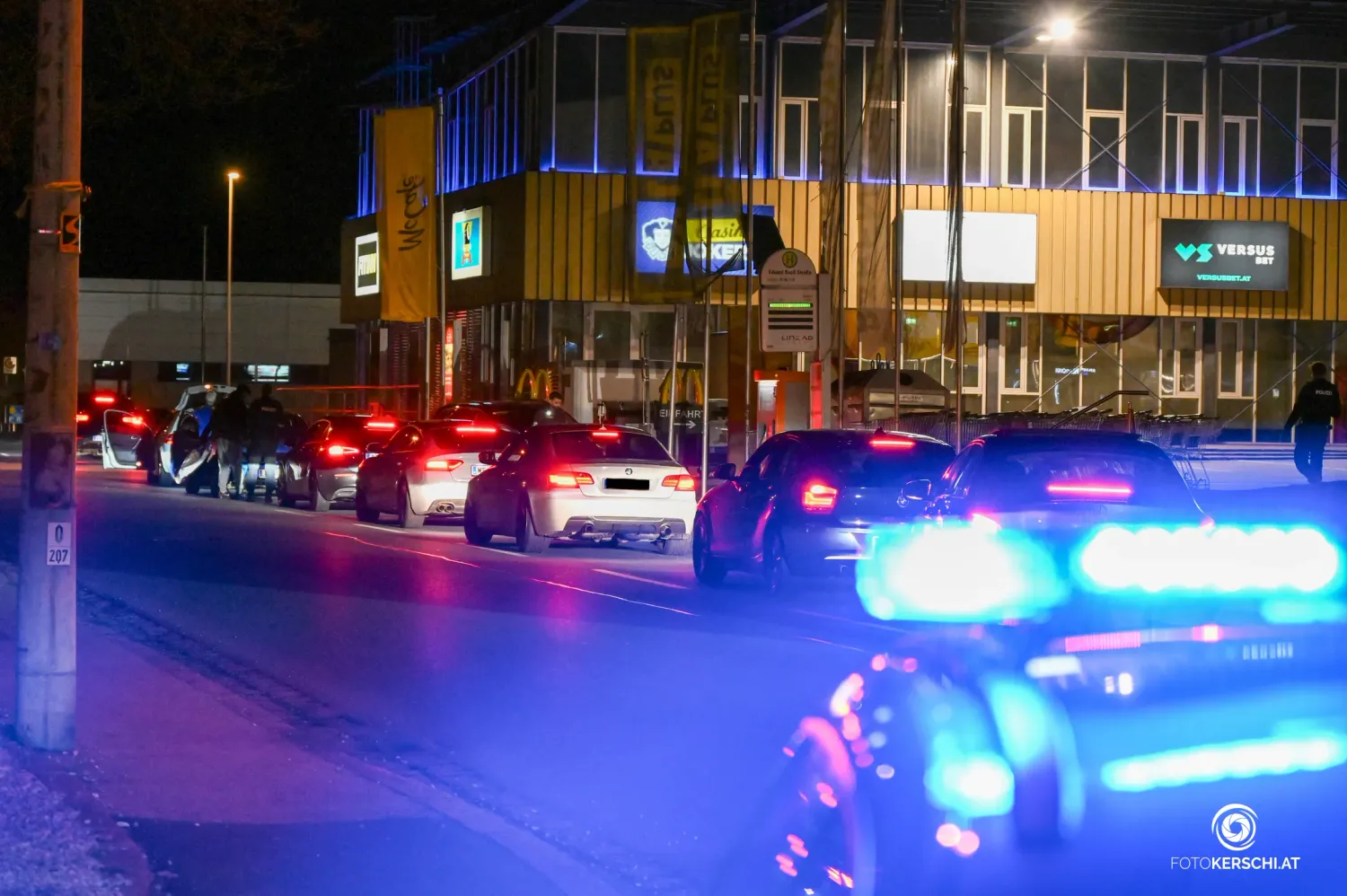 Nach dem Sieg gegen Italien feierten Dutzende Fans der Bosnier mit einem Autokorso.