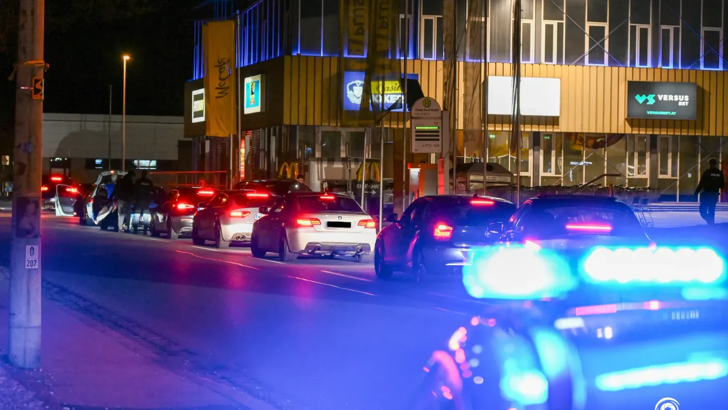 Nach dem Sieg gegen Italien feierten Dutzende Fans der Bosnier mit einem Autokorso.
