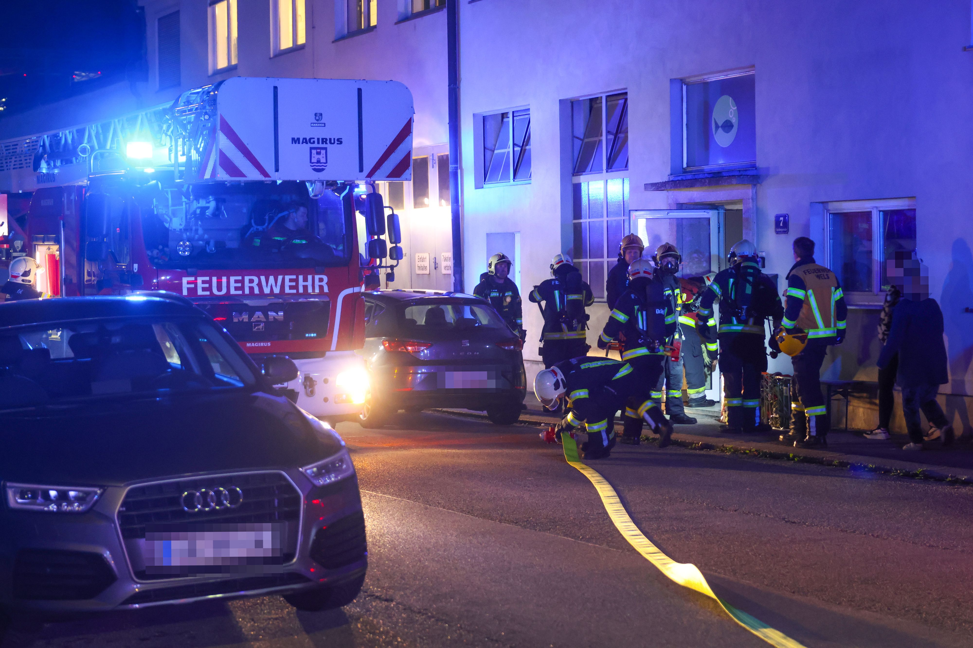Heute.at - Feuerwehr rückt mitten in der Nacht zu Wohnhaus aus