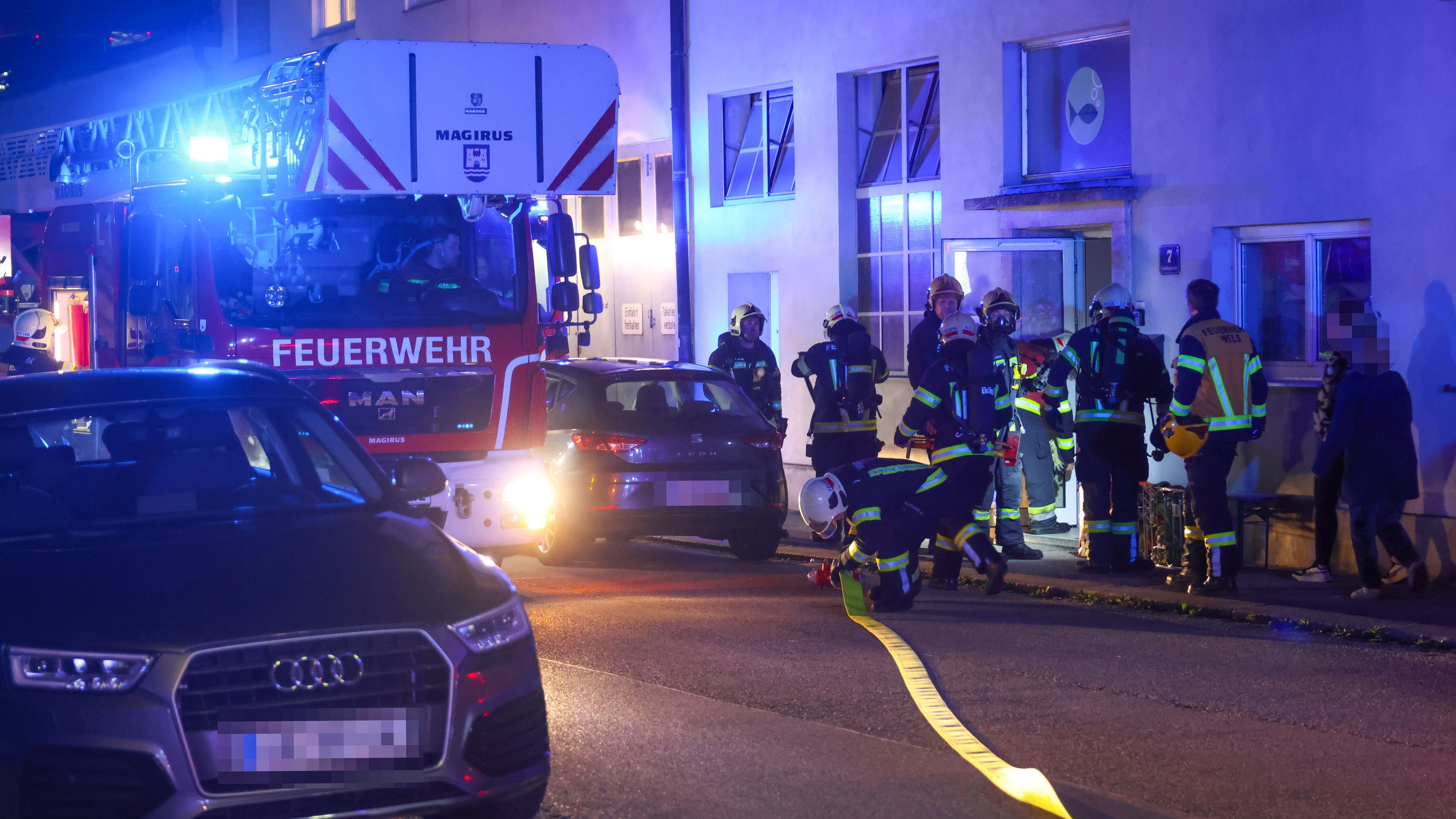 Heute.at - Feuerwehr rückt mitten in der Nacht zu Wohnhaus aus