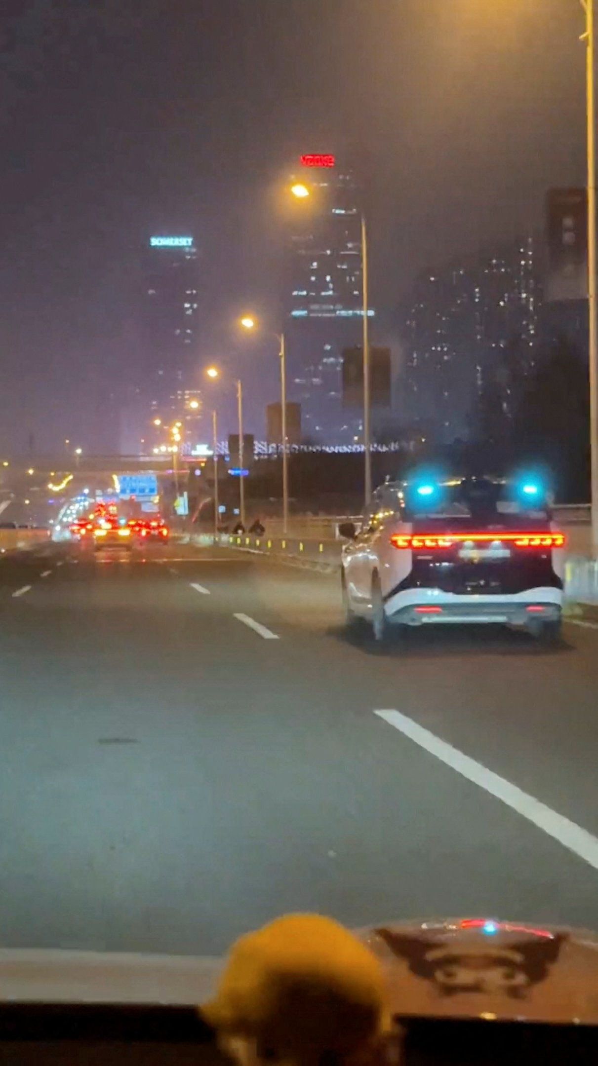 Heute.at - Panne lähmt Robotaxis: Passagiere sitzen fest