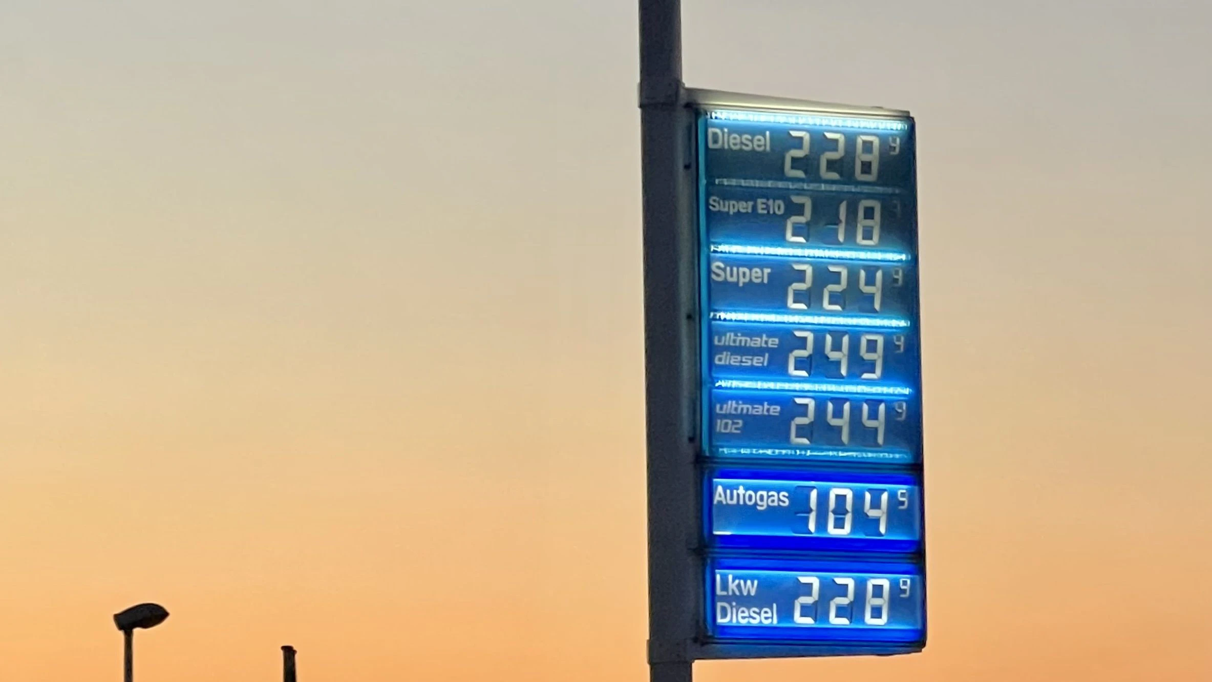 Die Spritpreise liegen auch in Deutschland mittlerweile bei über zwei Euro pro Liter. Archivbild.