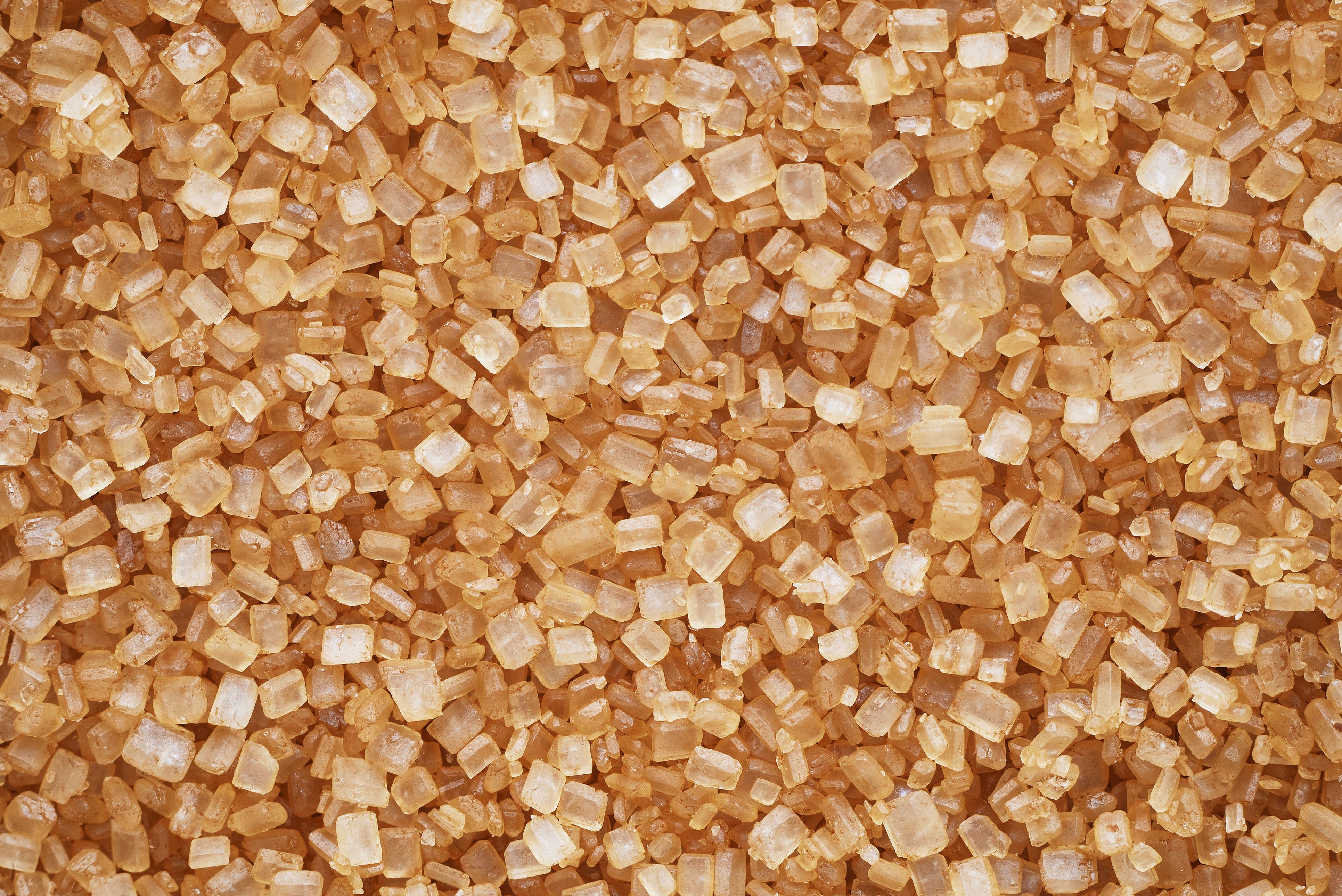 Brauner Zucker genießt ein besseres Image als sein weißes Pendant.