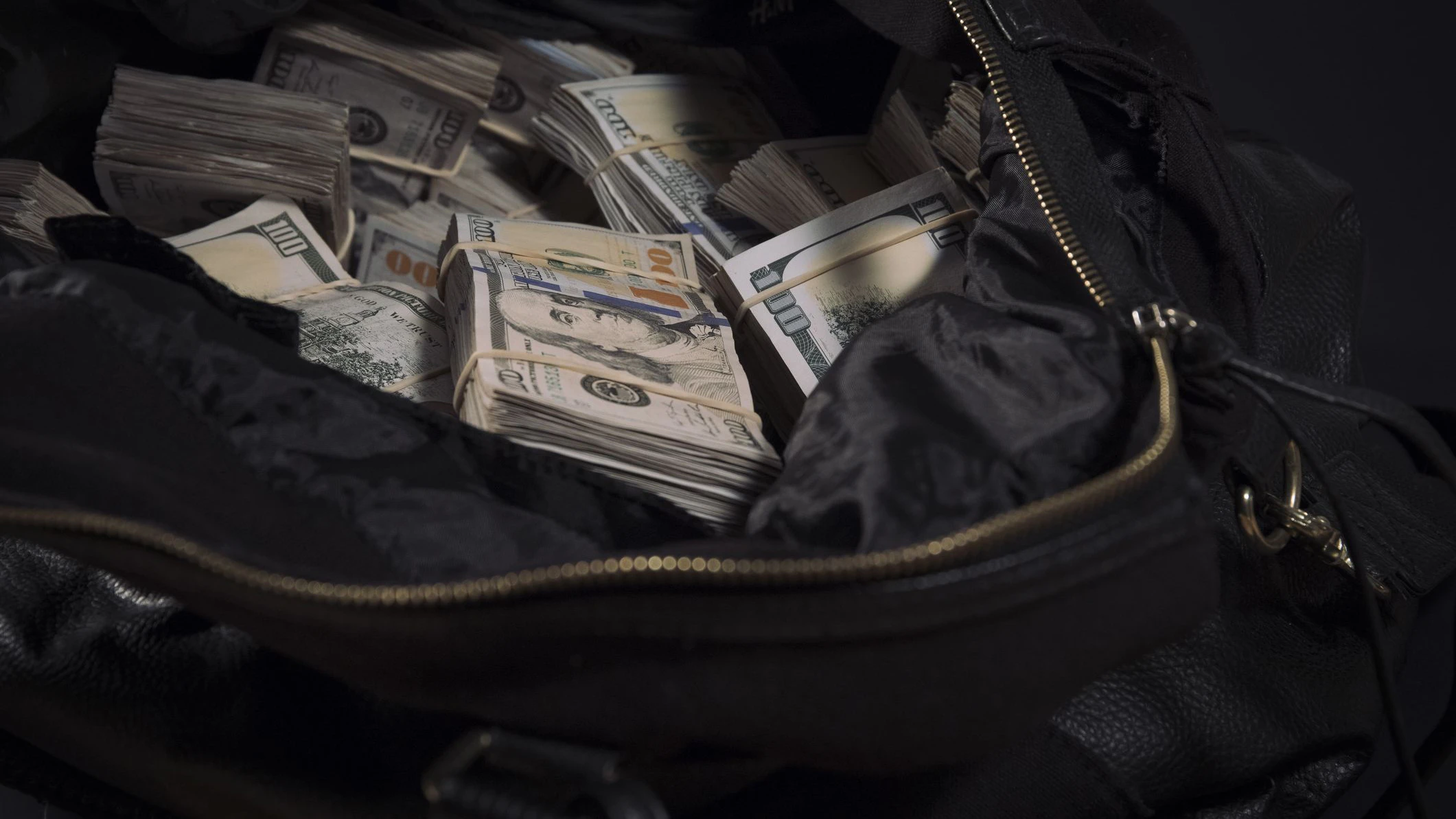 Heute.at - 7-jähriges Mädchen wirft 88.000 Dollar aus Fenster