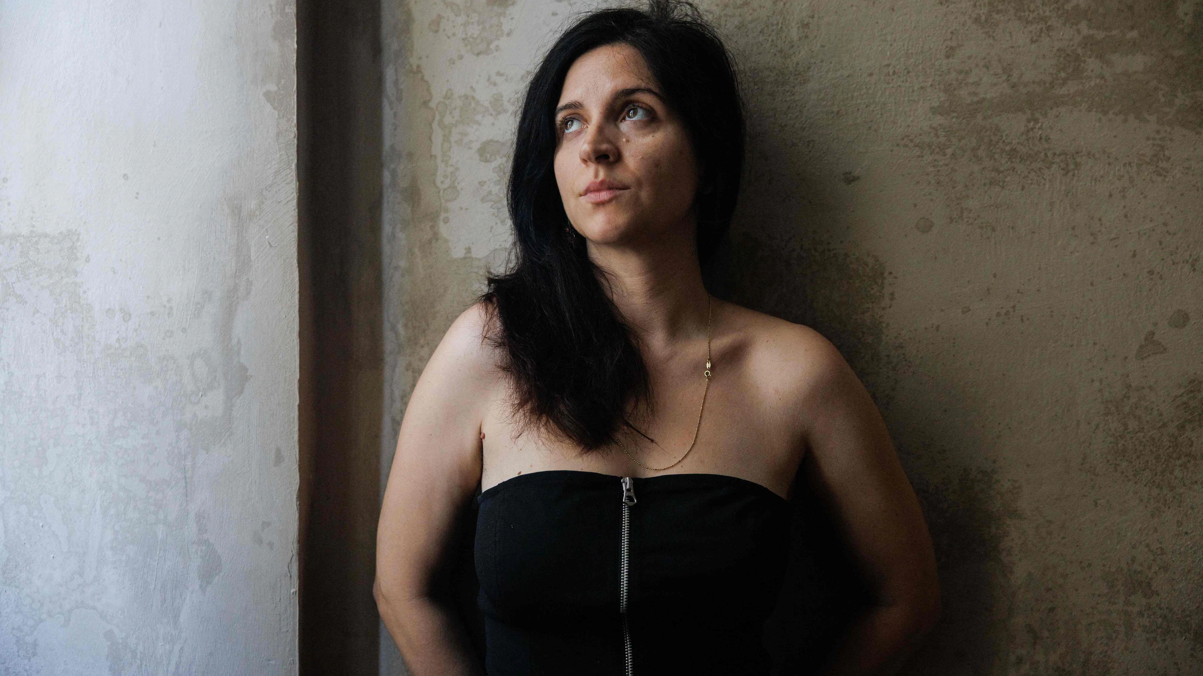 Brazilian performer Carolina Bianchi poses during the Avignon International Theatre Festival in Avignon, southern France, on July 10, 2023. Brazilian performer Carolina Bianchi plays a show entitled: “A Noiva e o Boa Noite Cinderela” about violence against women, during the 77th Avignon International Theatre Festival. (Photo by CLEMENT MAHOUDEAU / AFP)