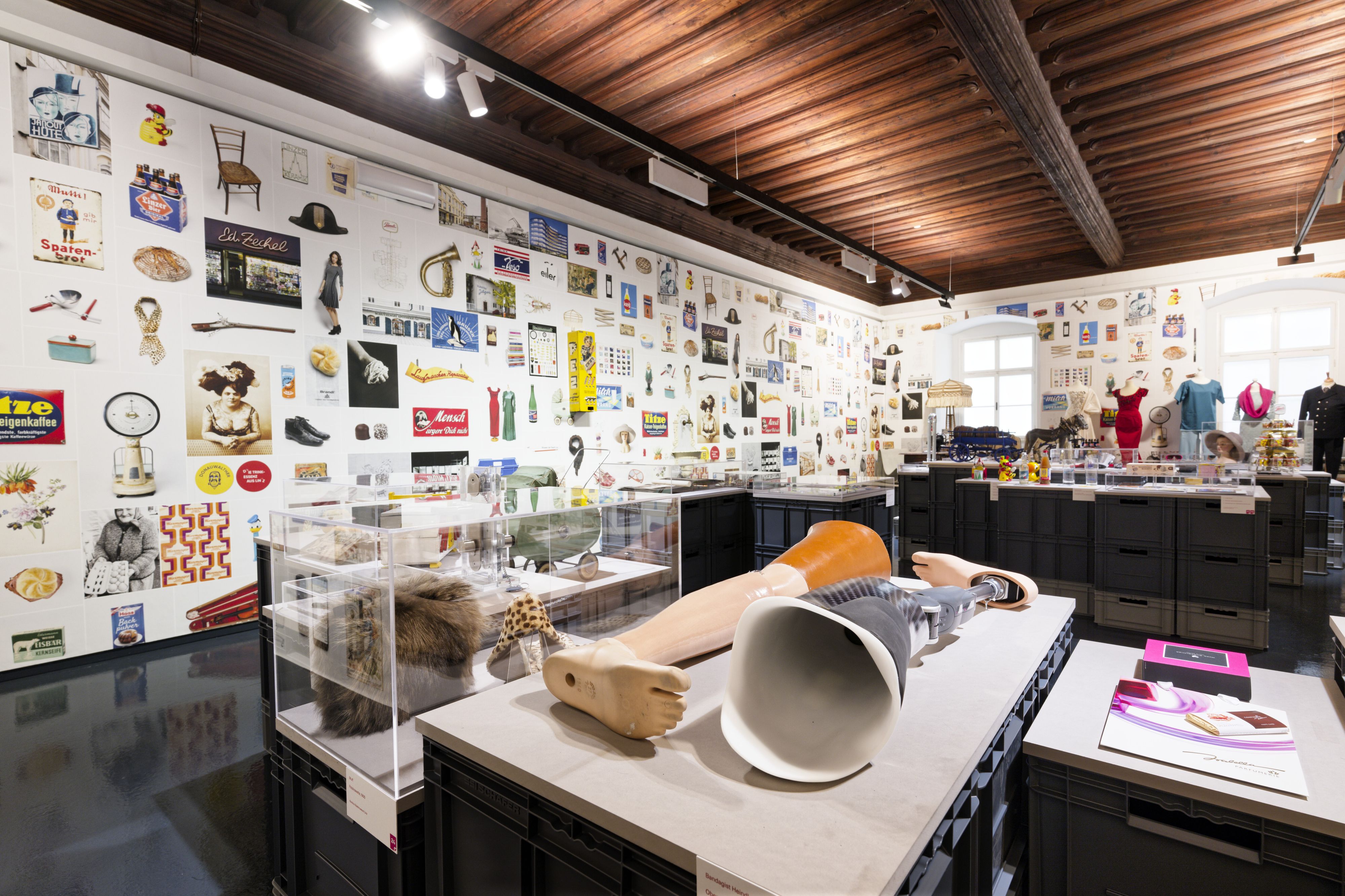 Die Schau läuft von 27. März bis 4. Oktober 2026 und wird von einem umfangreichen Programm begleitet – mit Führungen, Workshops und sogar Exkursionen zu Linzer Betrieben.