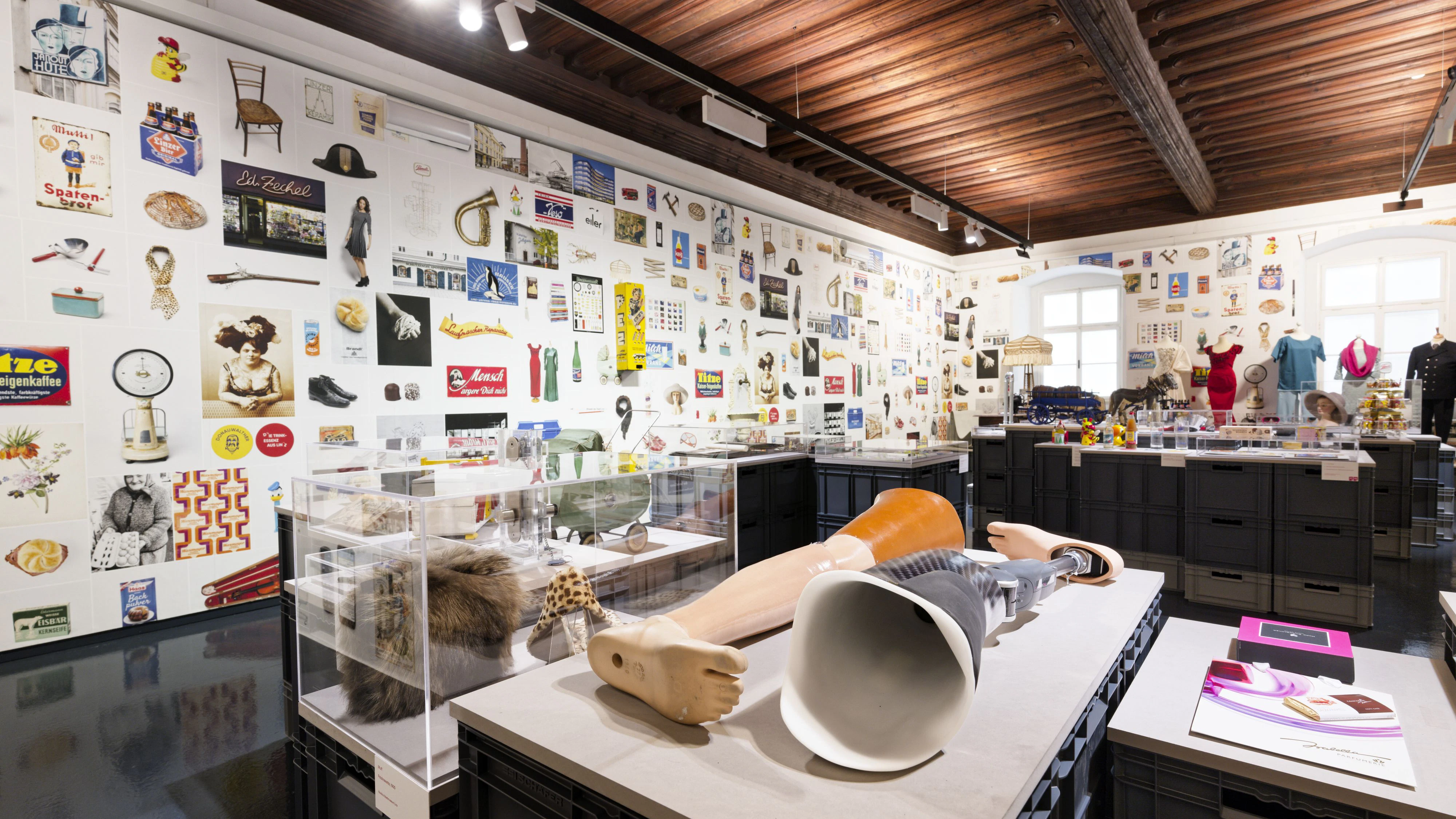 Die Schau läuft von 27. März bis 4. Oktober 2026 und wird von einem umfangreichen Programm begleitet – mit Führungen, Workshops und sogar Exkursionen zu Linzer Betrieben.