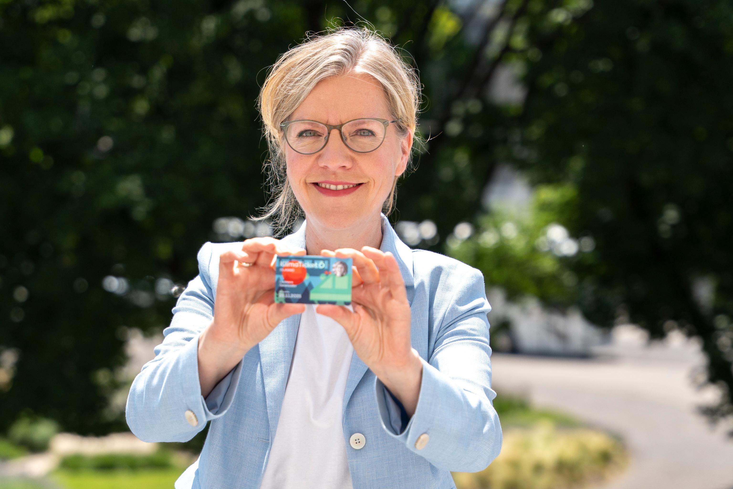 Ex-Klimaministerin Leonore Gewessler mit einem ihrer 