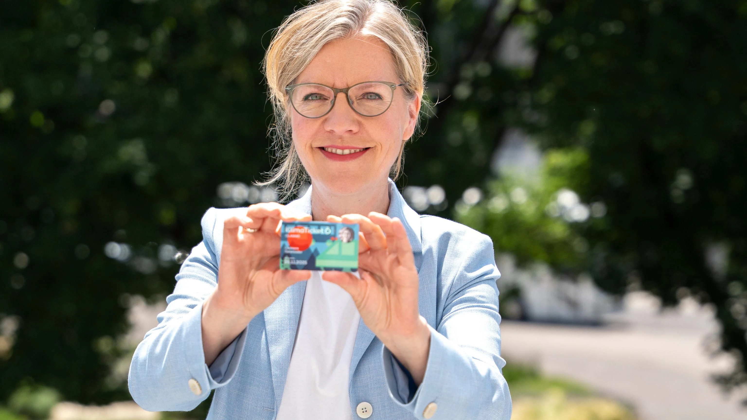 Ex-Klimaministerin Leonore Gewessler mit einem ihrer "Lieblings-Babys": dem KlimaTicket