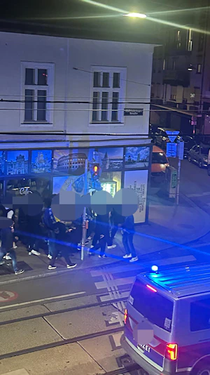 "Bosnien-Italien-Spiel in Wien: Polizei begleitet feiernde Fans nach Elfmeterschießen. Mehrere Anzeigen nach nächtlichem Fußballjubel."