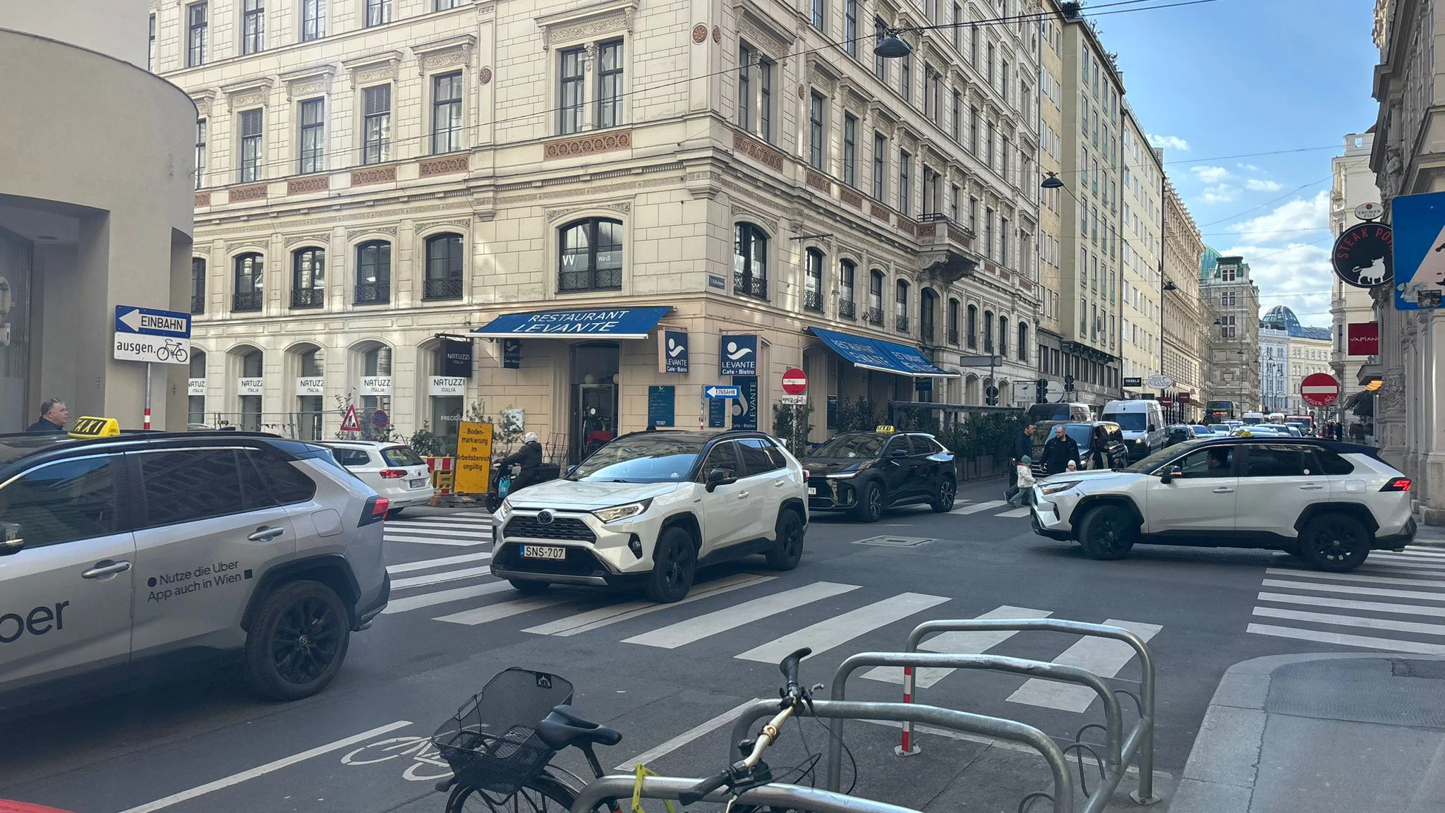 Verkehrskollaps in der Walfischgasse (Innere Stadt)