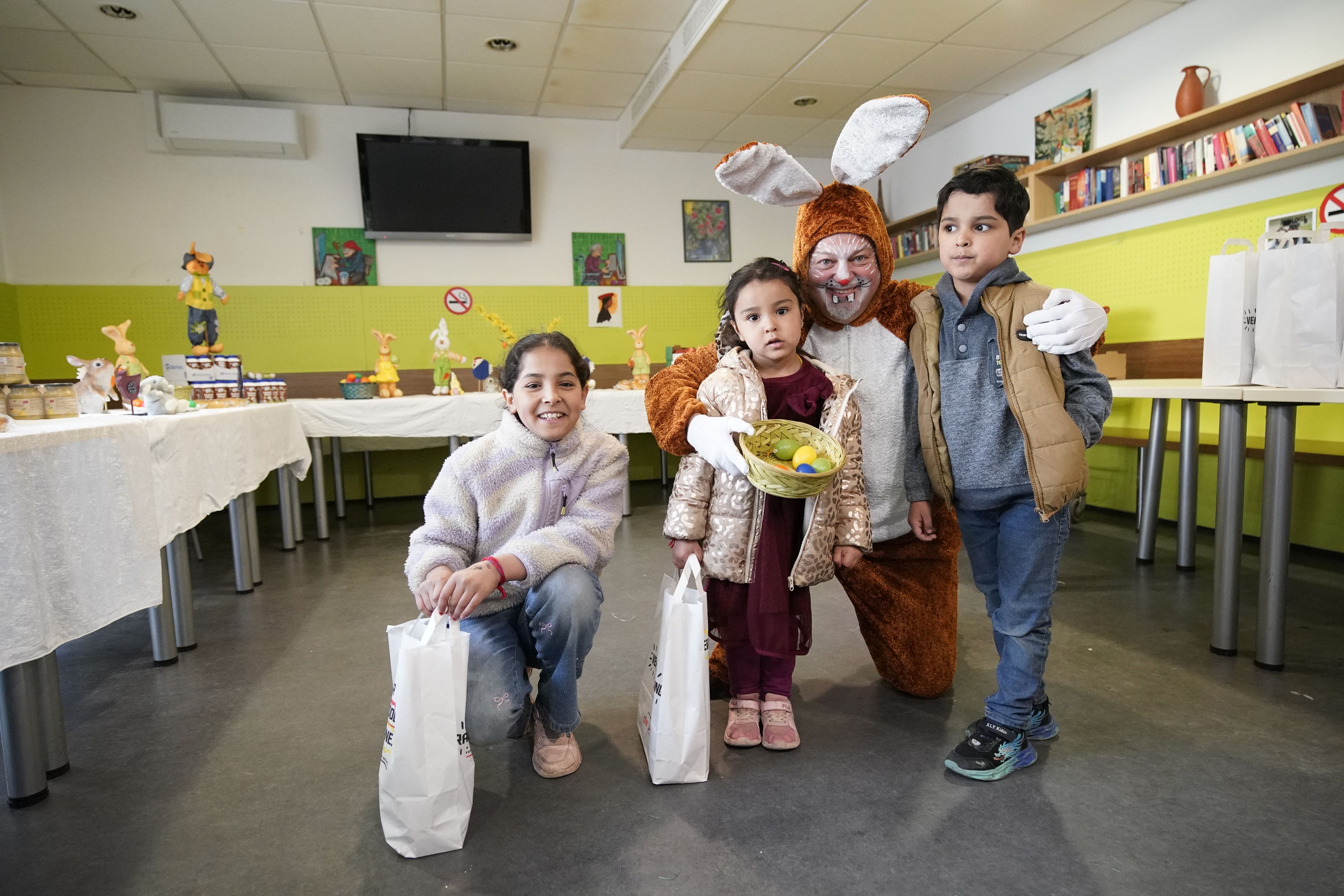Wiaam, Lamar und Walid freuten sich über die Geschenke des Osterhasen.