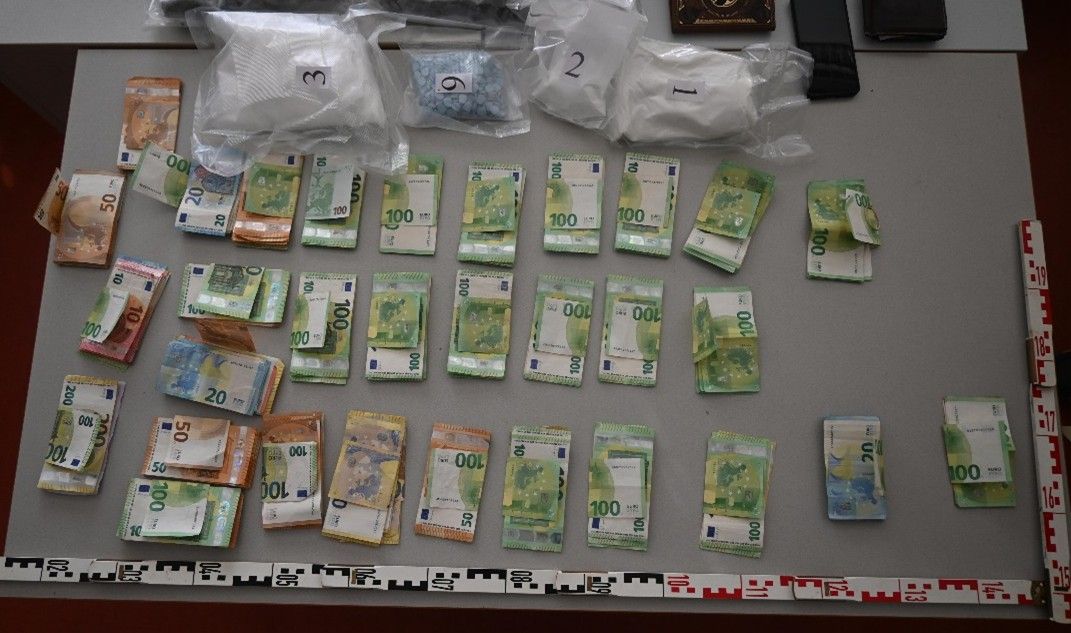 Bei der Kontrolle wurden Drogen und Bargeld sichergestellt. 