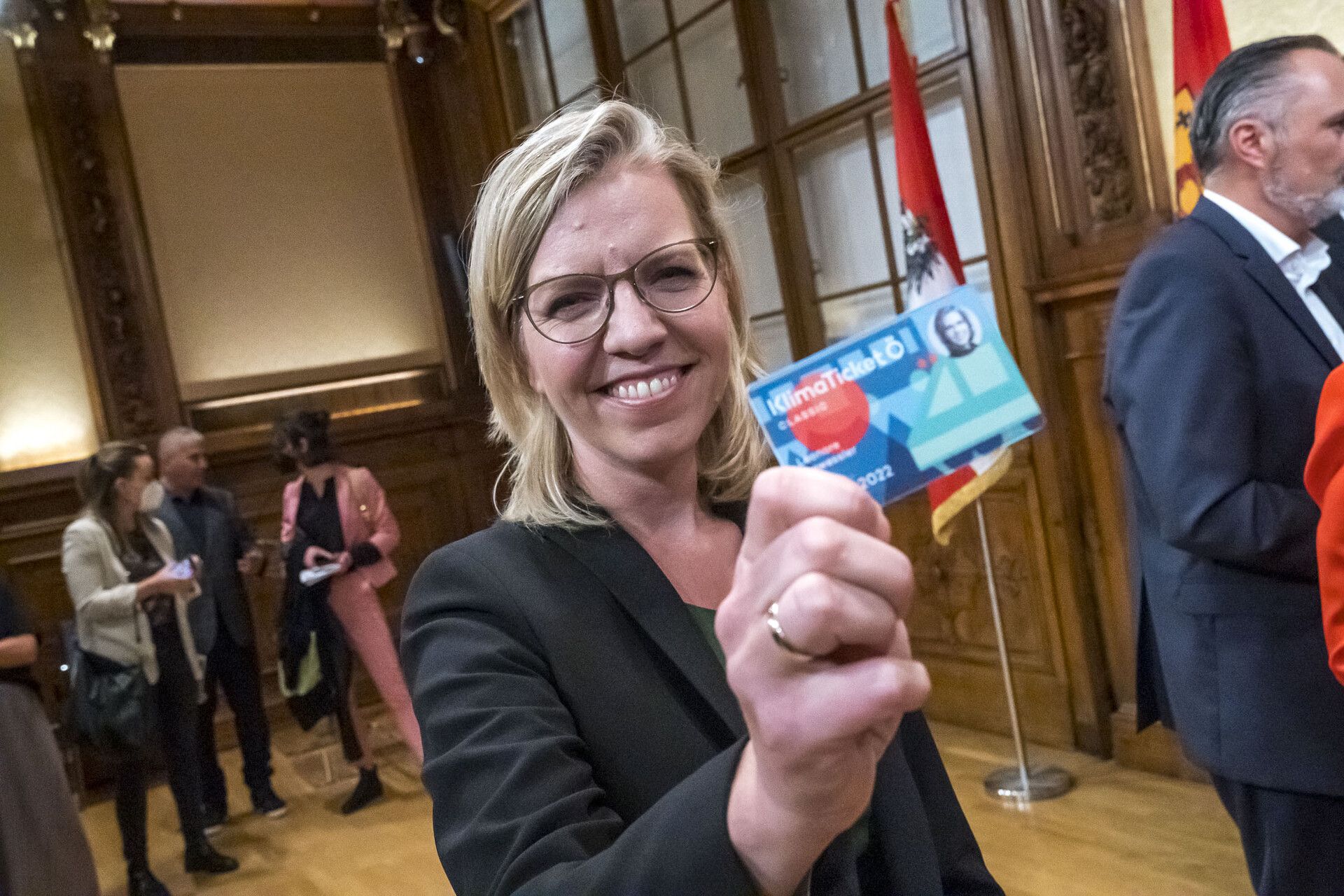 Heute.at - Gewessler will Preisbremse auch für Öffis