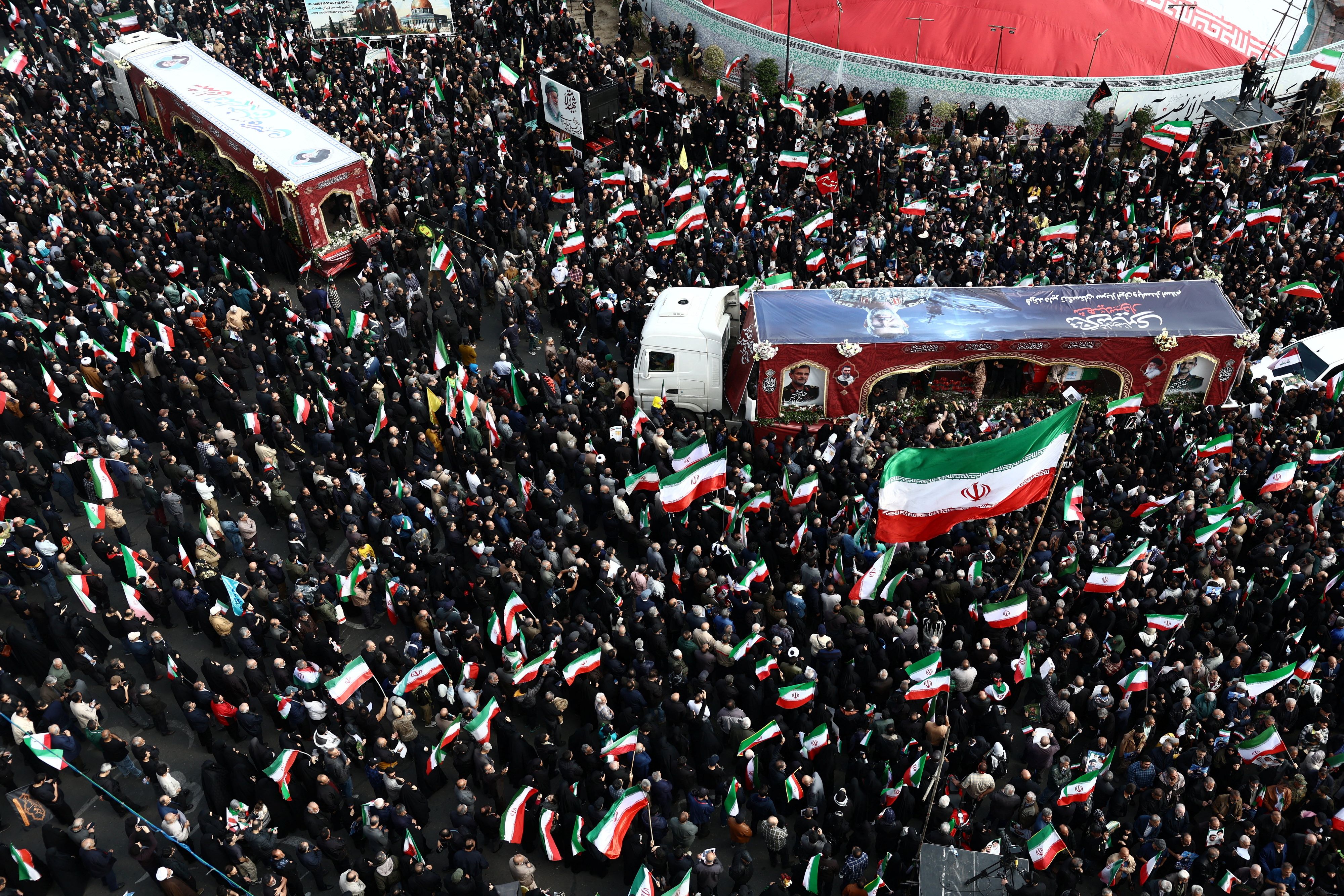 Tausende Menschen haben in der iranischen Hauptstadt Teheran Abschied von dem bei einem israelischen Luftangriff getöteten Marinekommandeur der Revolutionsgarden, Alireza Tangsiri, genommen.