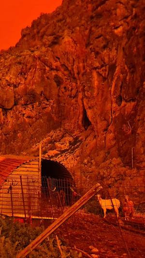 Unwetter auf Kreta: Wiener Paar erlebt statt Badeurlaub Sturm, Sahara-Staub und blutroten Himmel. Flüge umgeleitet, Wetterwarnungen aktuell.