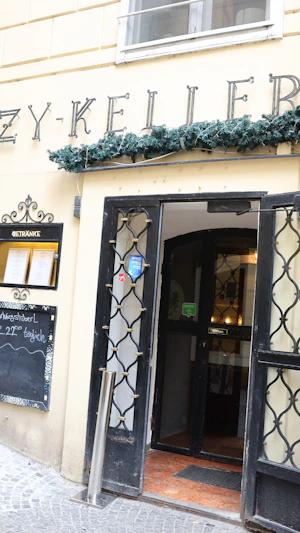 Esterhazykeller Wien: Historischer Heuriger lockt mit Mittagsmenü ab 10,90 Euro, traditioneller Küche und einzigartigem Ambiente im Stadtzentrum.