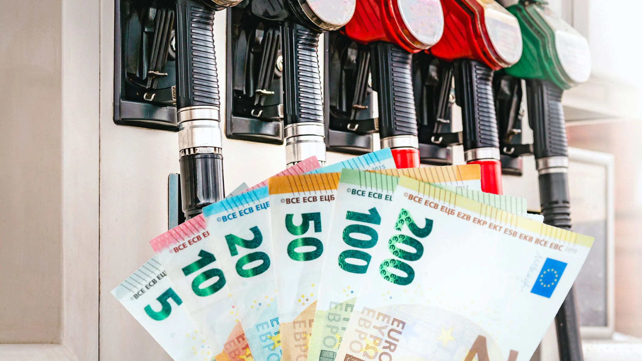 Heute.at - Sprit schießt innerhalb von Sekunden auf 2,415 Euro