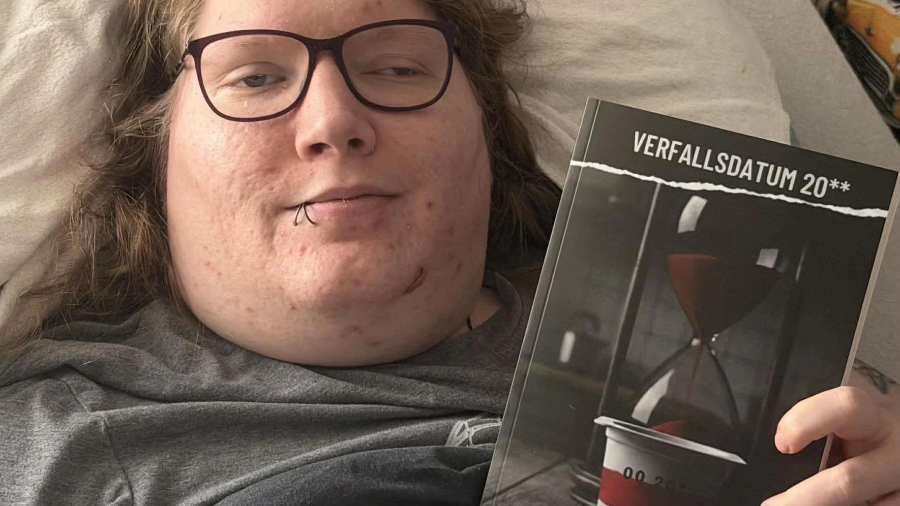 Ines Vasku mit ihrem Buch "Verfallsdatum 20**".