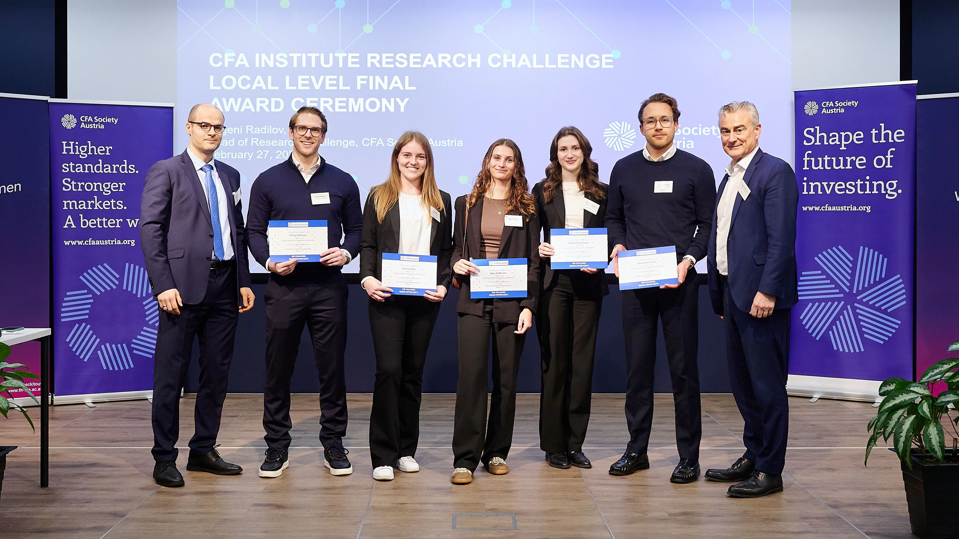 Die WU-Studierenden mit Evgeni Radilov (li.) und Harald P. Holzer (re., President CFA Society Austria). 