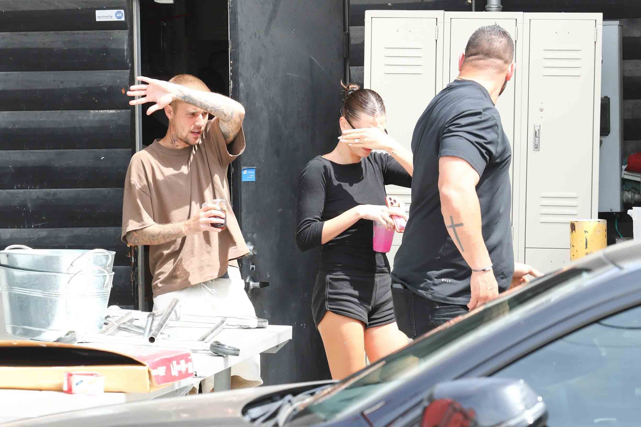 Er konnte die Türe nicht sehen.