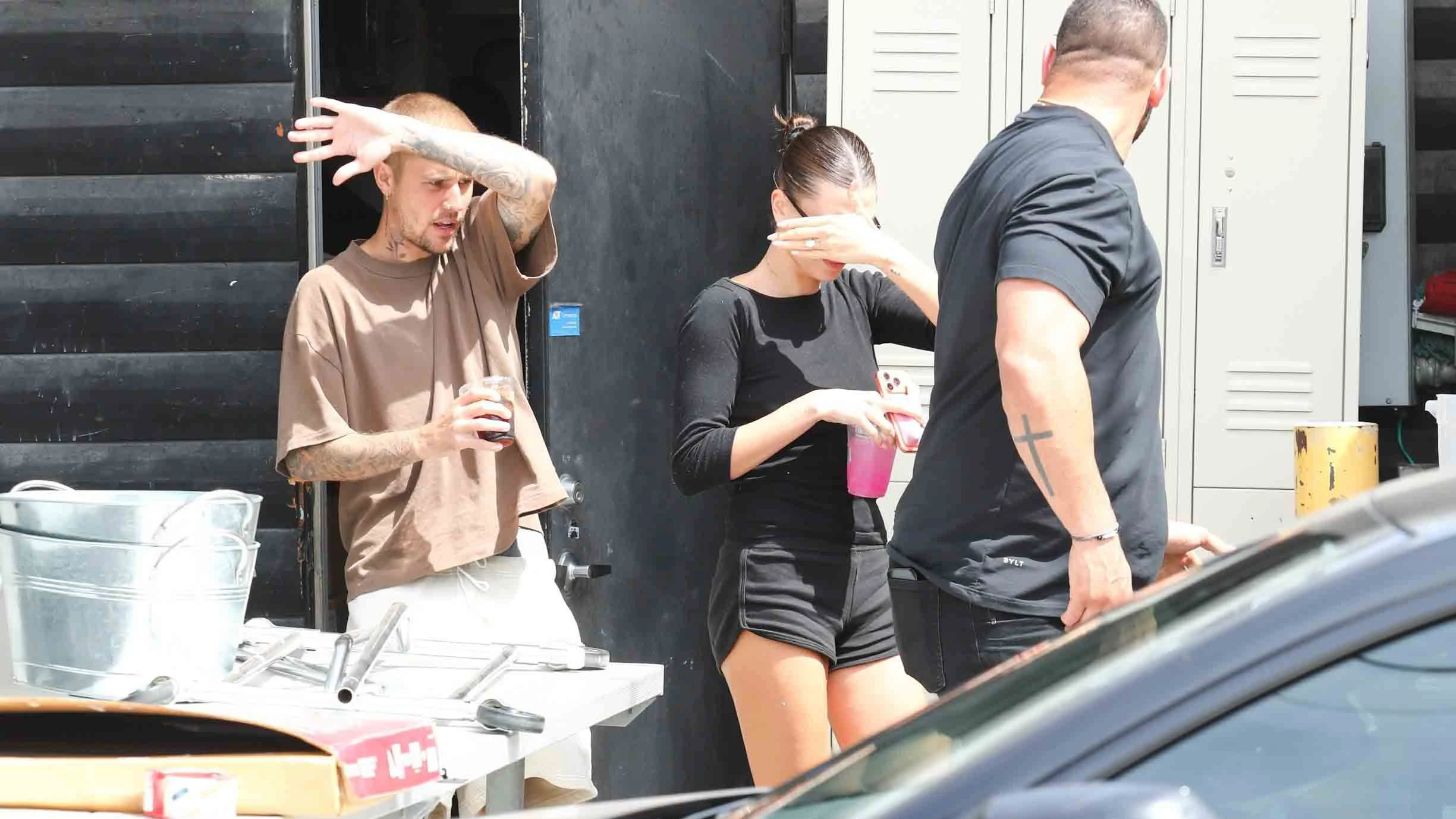 Heute.at - Autsch - Bieber verletzt sich wegen Fotografen