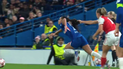 Heute.at - Haar-Skandal! Star reißt Rivalin, Rot nur für Trainerin