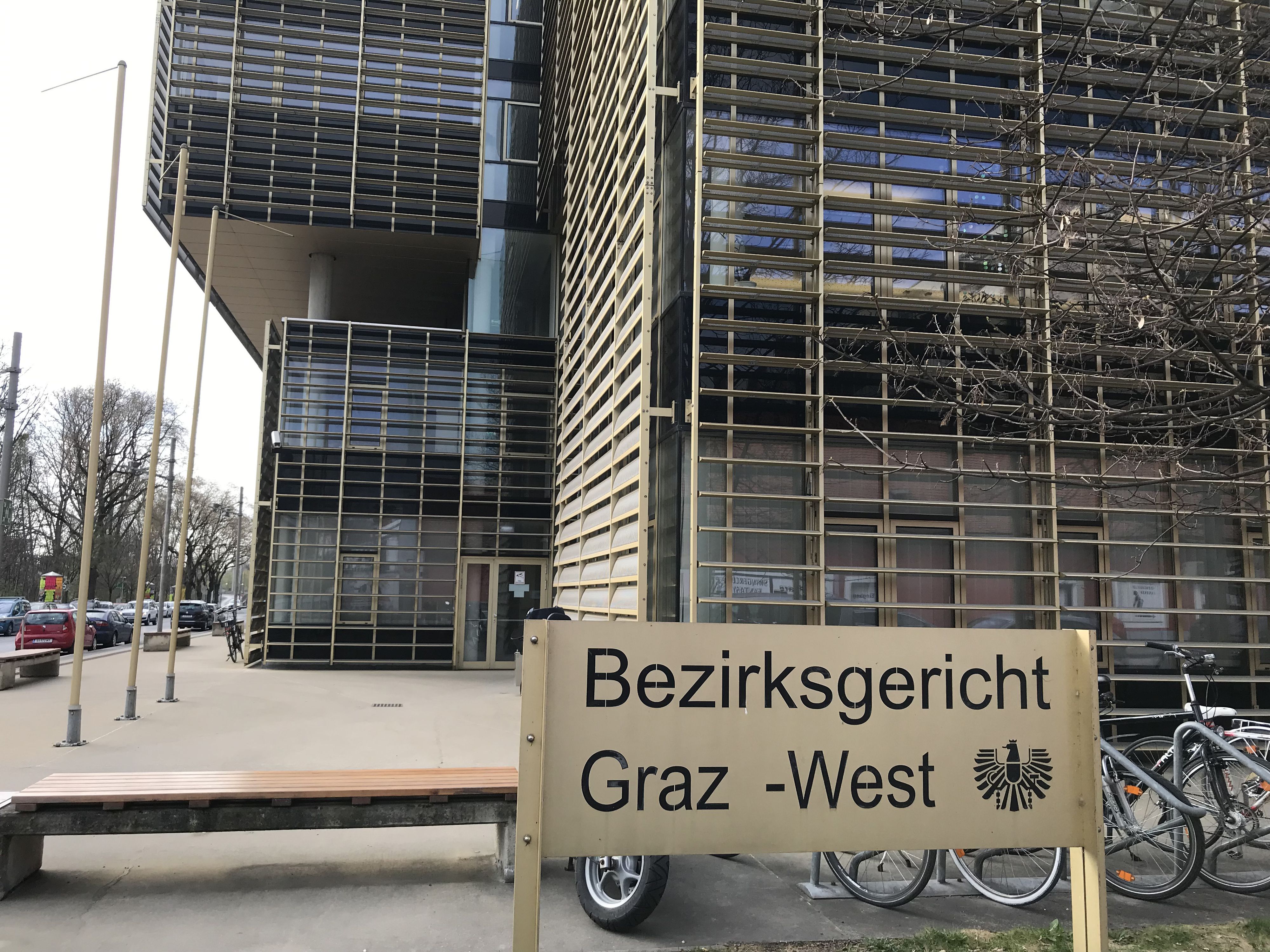 Heute.at - Spektakulärer Fluchtversuch: Häftling springt aus Wagen