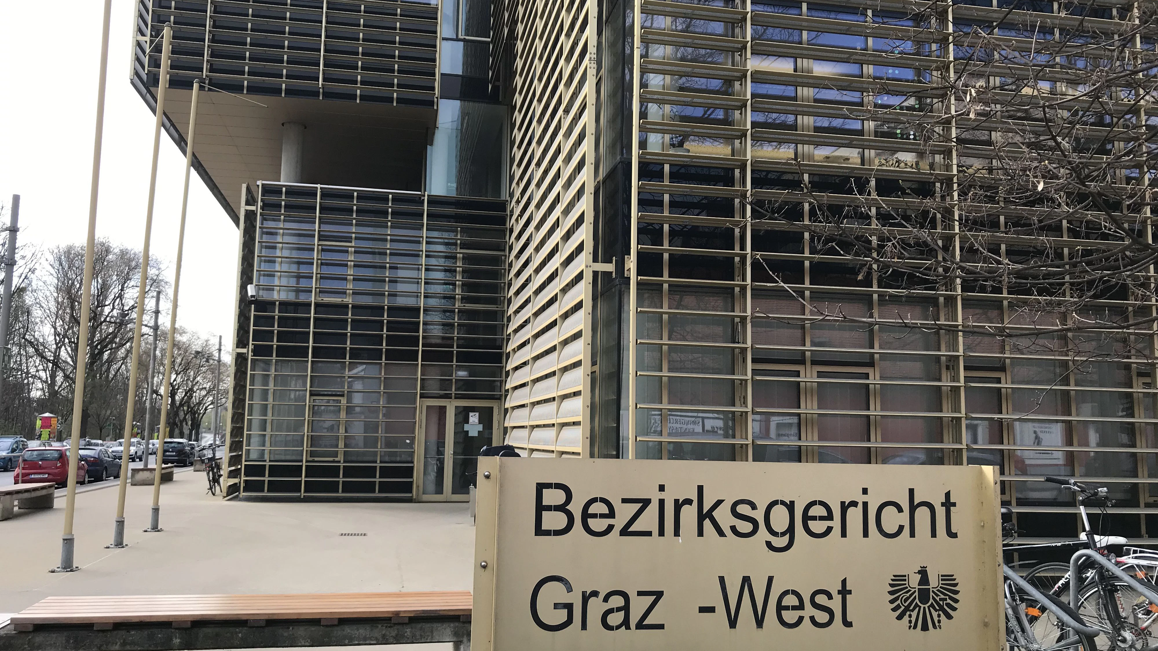 Heute.at - Spektakulärer Fluchtversuch: Häftling springt aus Wagen