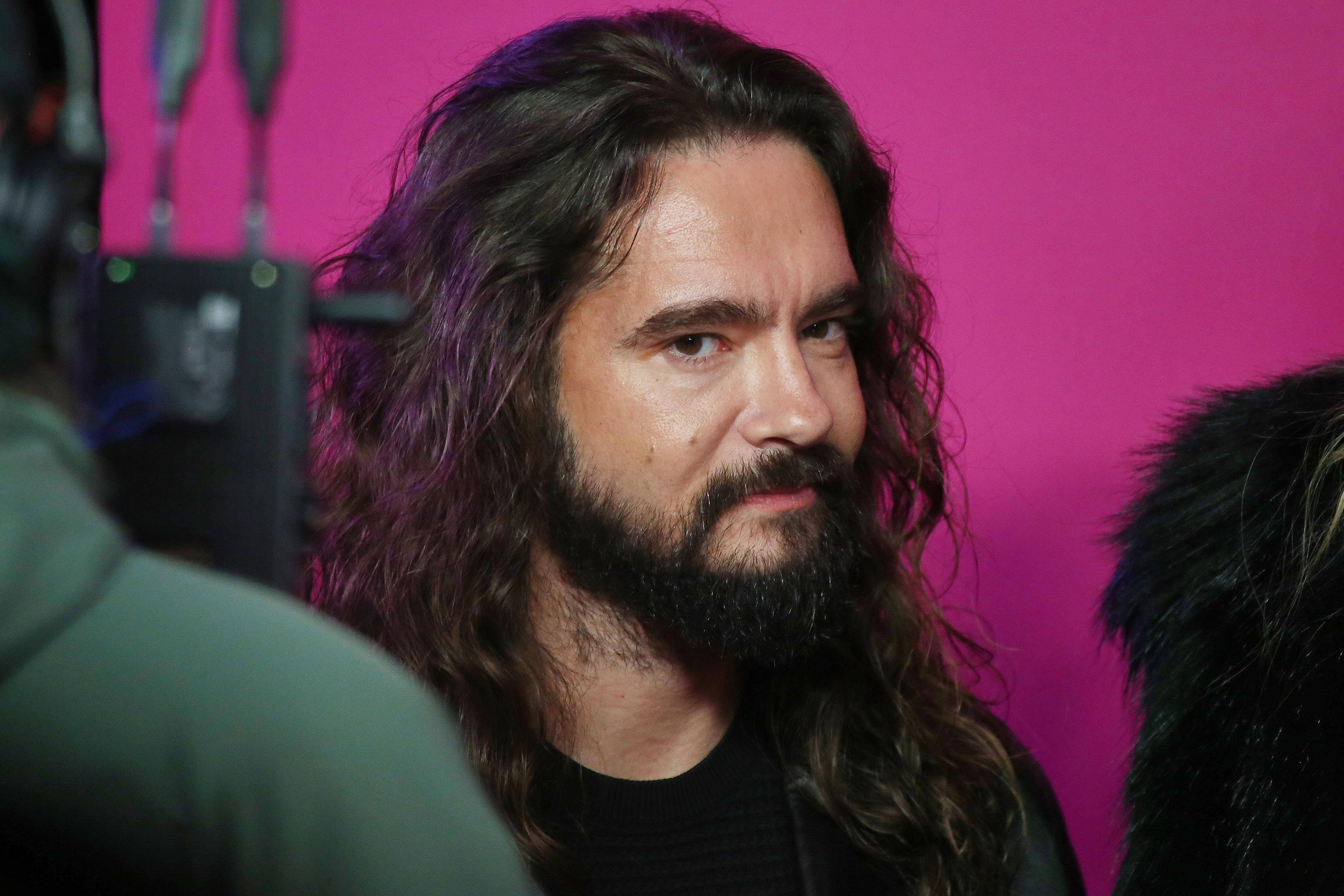 Tom Kaulitz spricht über seine Kopfschmerzen.