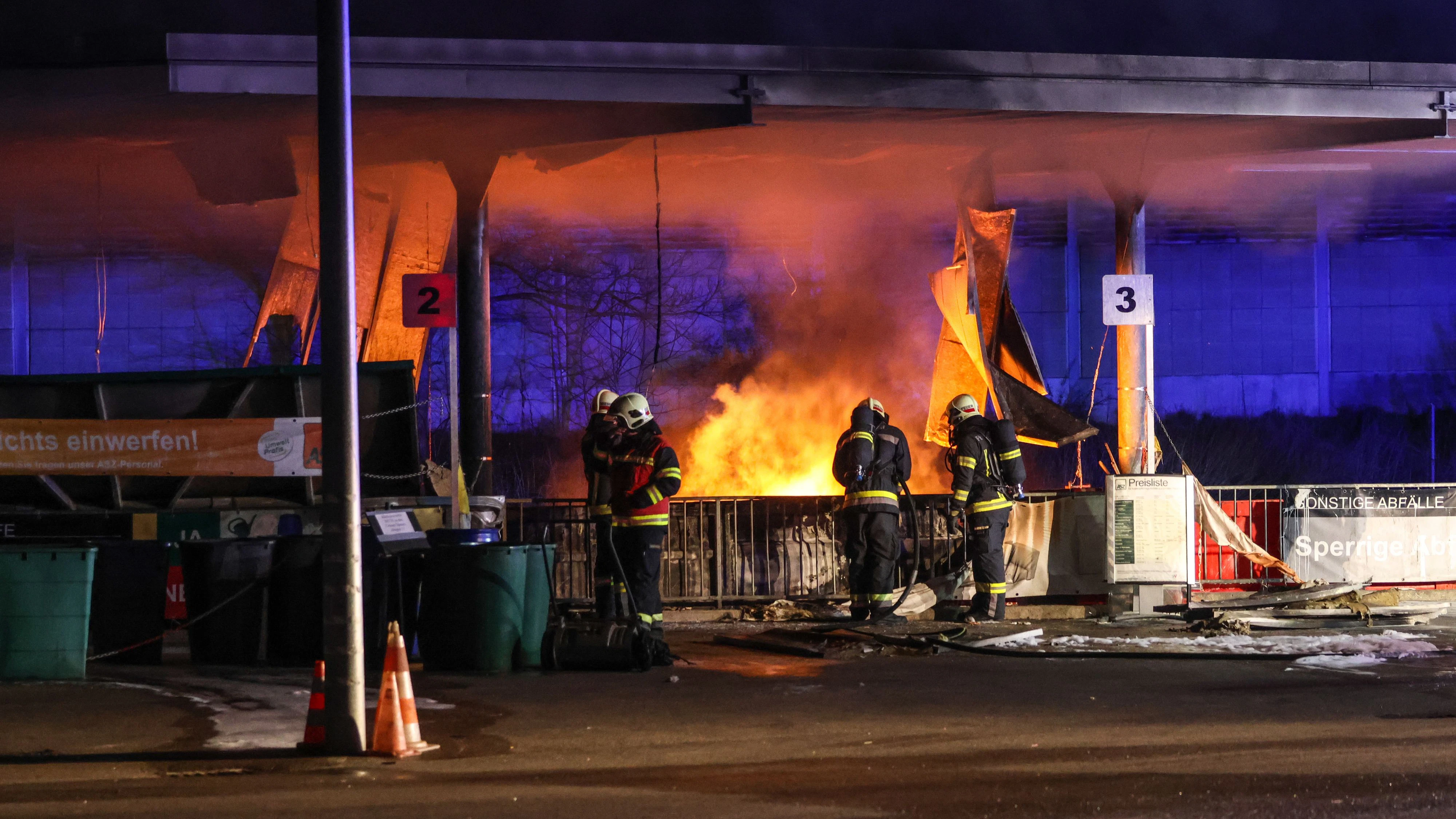 Der Container flammte Donnerstagfrüh erneut auf.