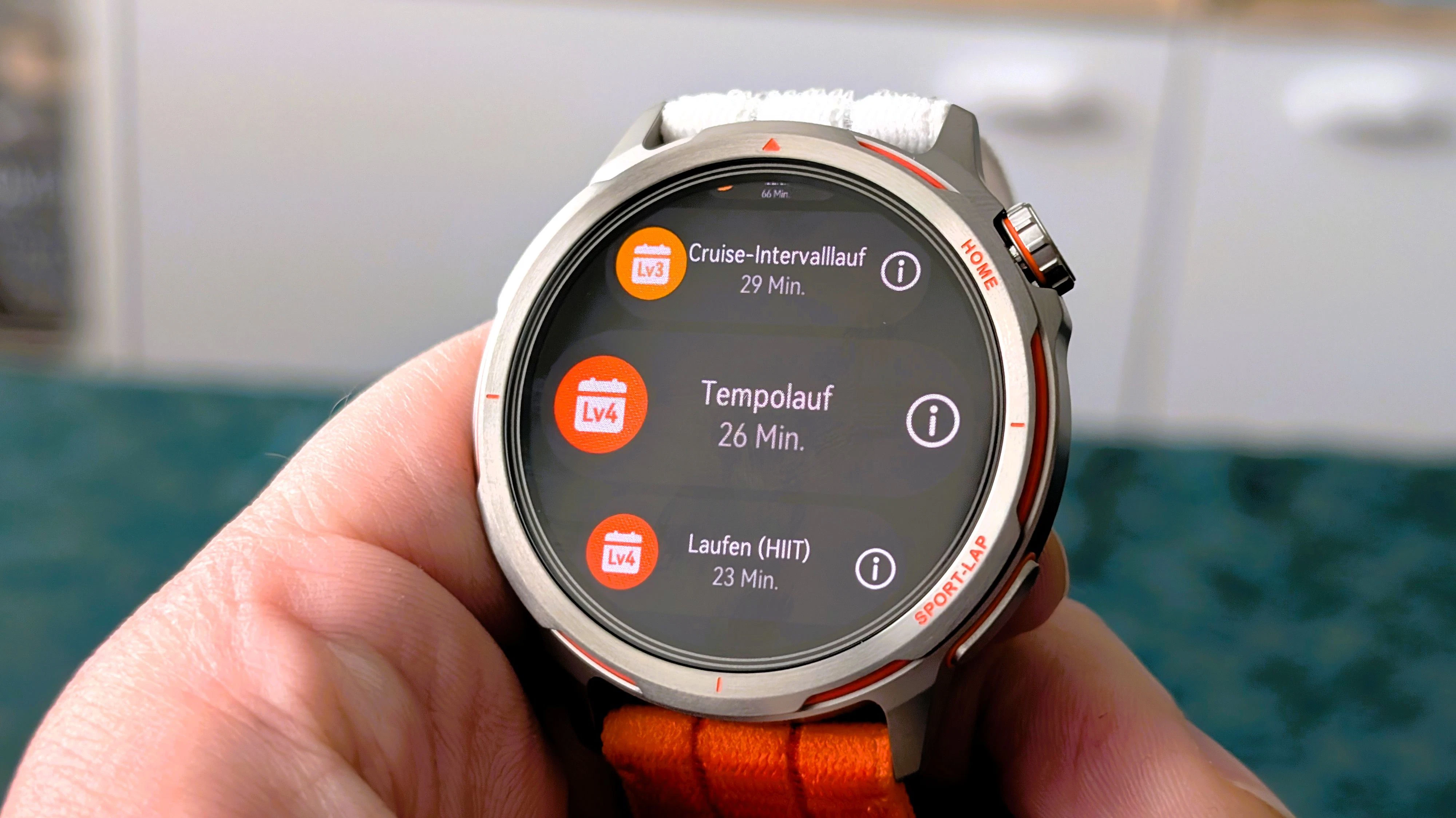 Die Huawei Watch GT Runner 2 zeichnet über 100 Sportarten auf, gibt aber auch zahlreiche Tipps und Anleitungen für Läufe.
