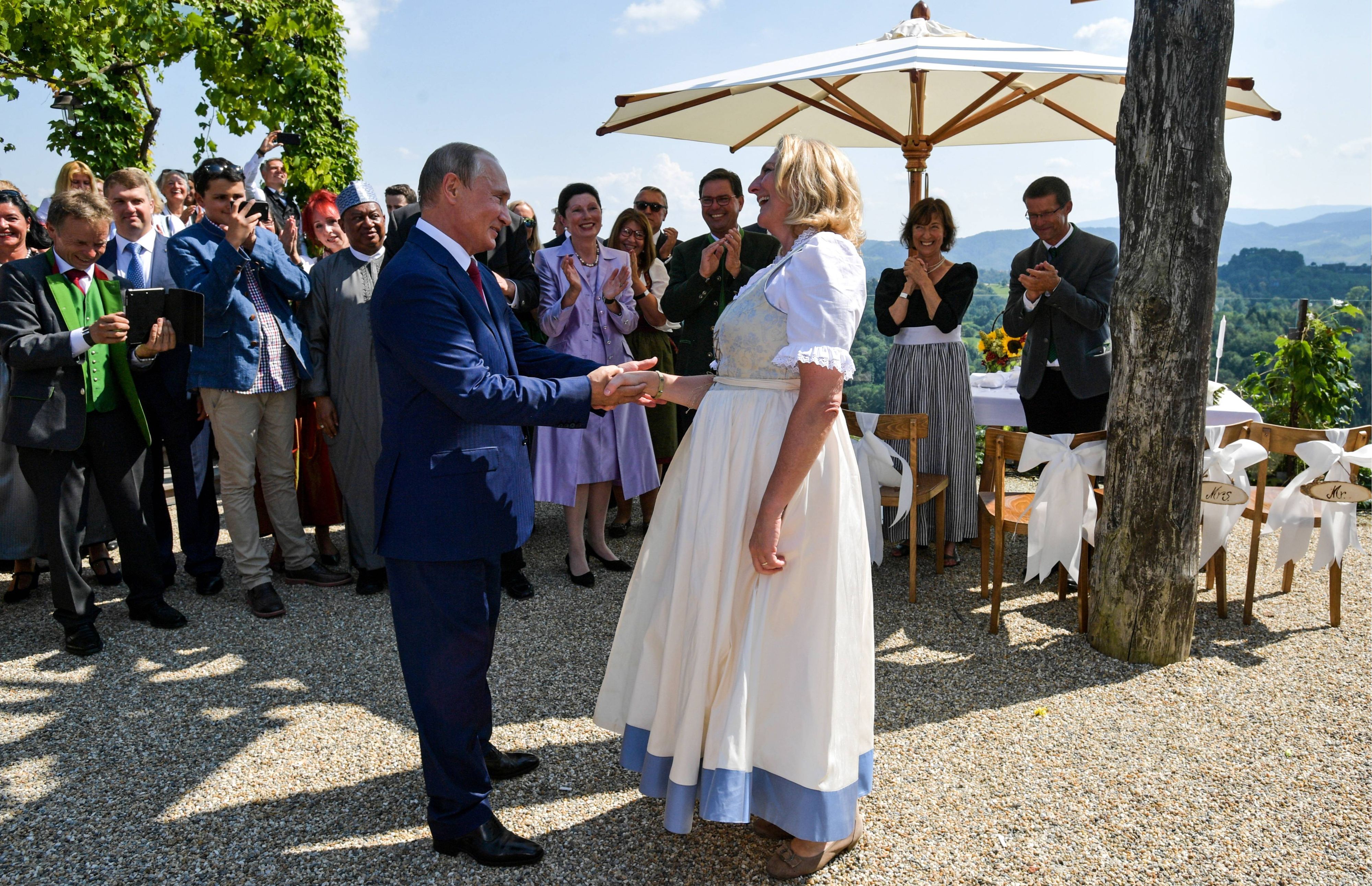 Karin Kneissl begrüßte Putin auf ihrer Hochzeit.
