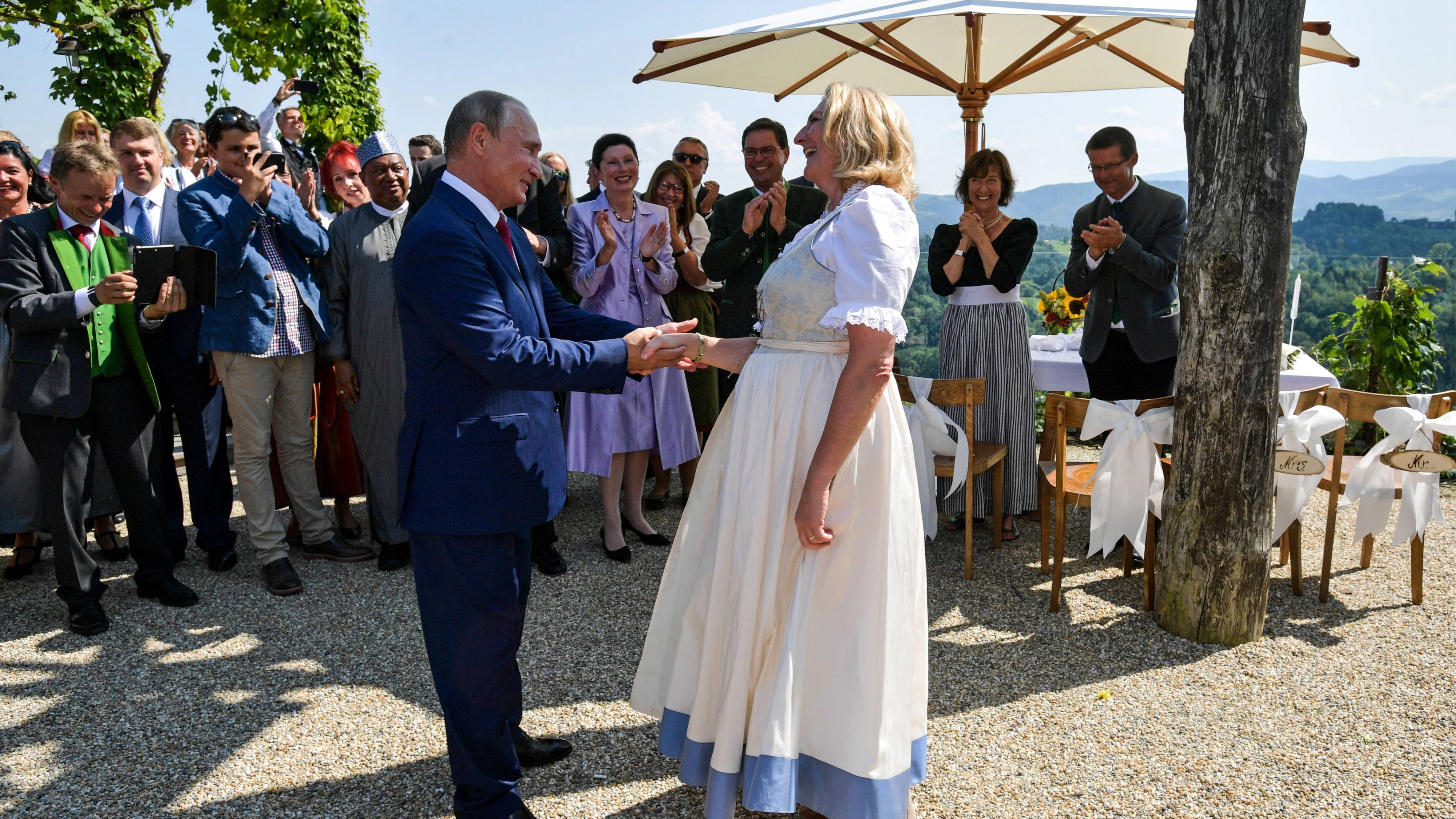 Heute.at - Putin-Kalender im Wohnzimmer – so lebt Karin Kneissl