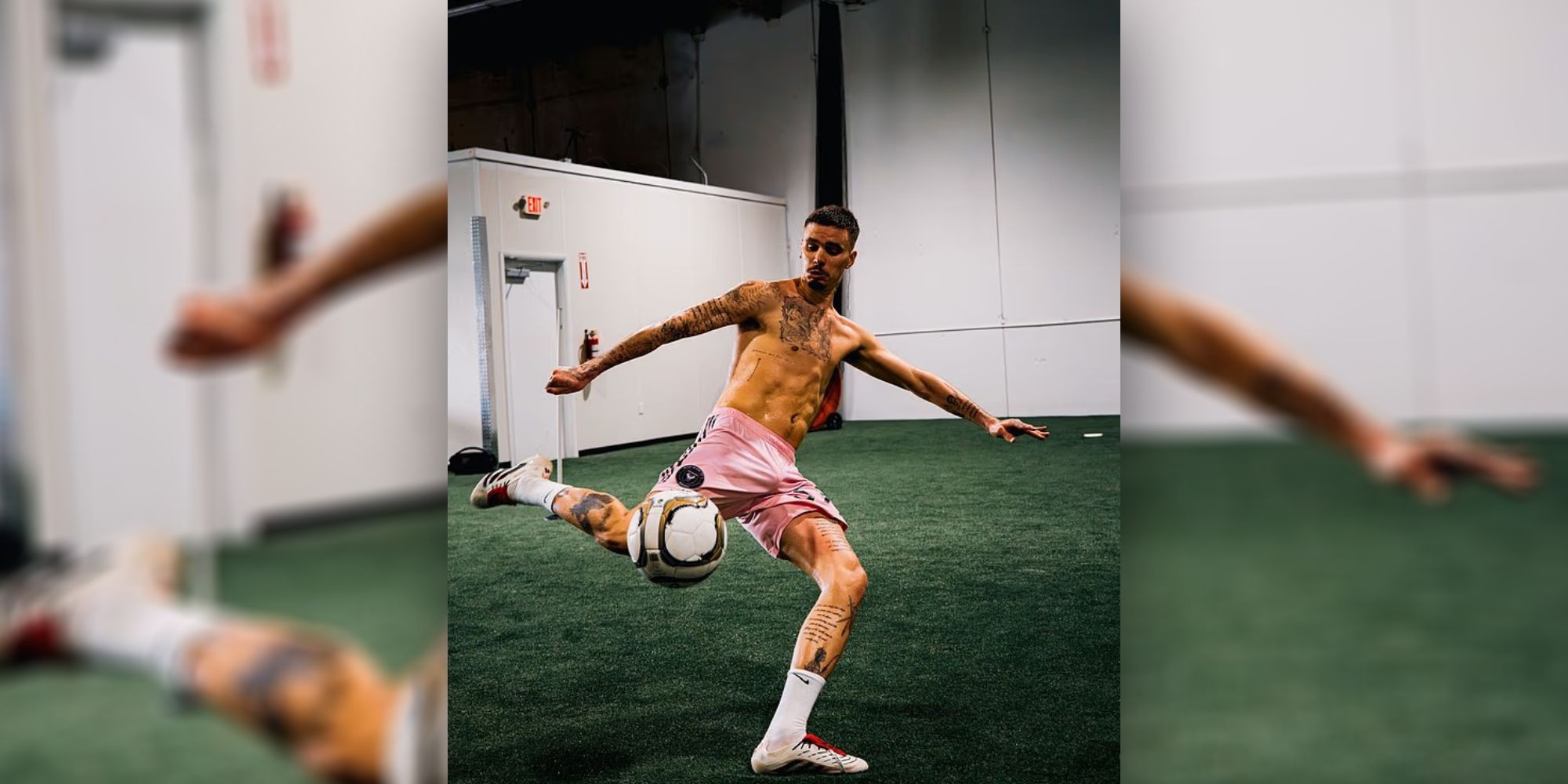 Romeo Beckham lässt die Muckis spielen.