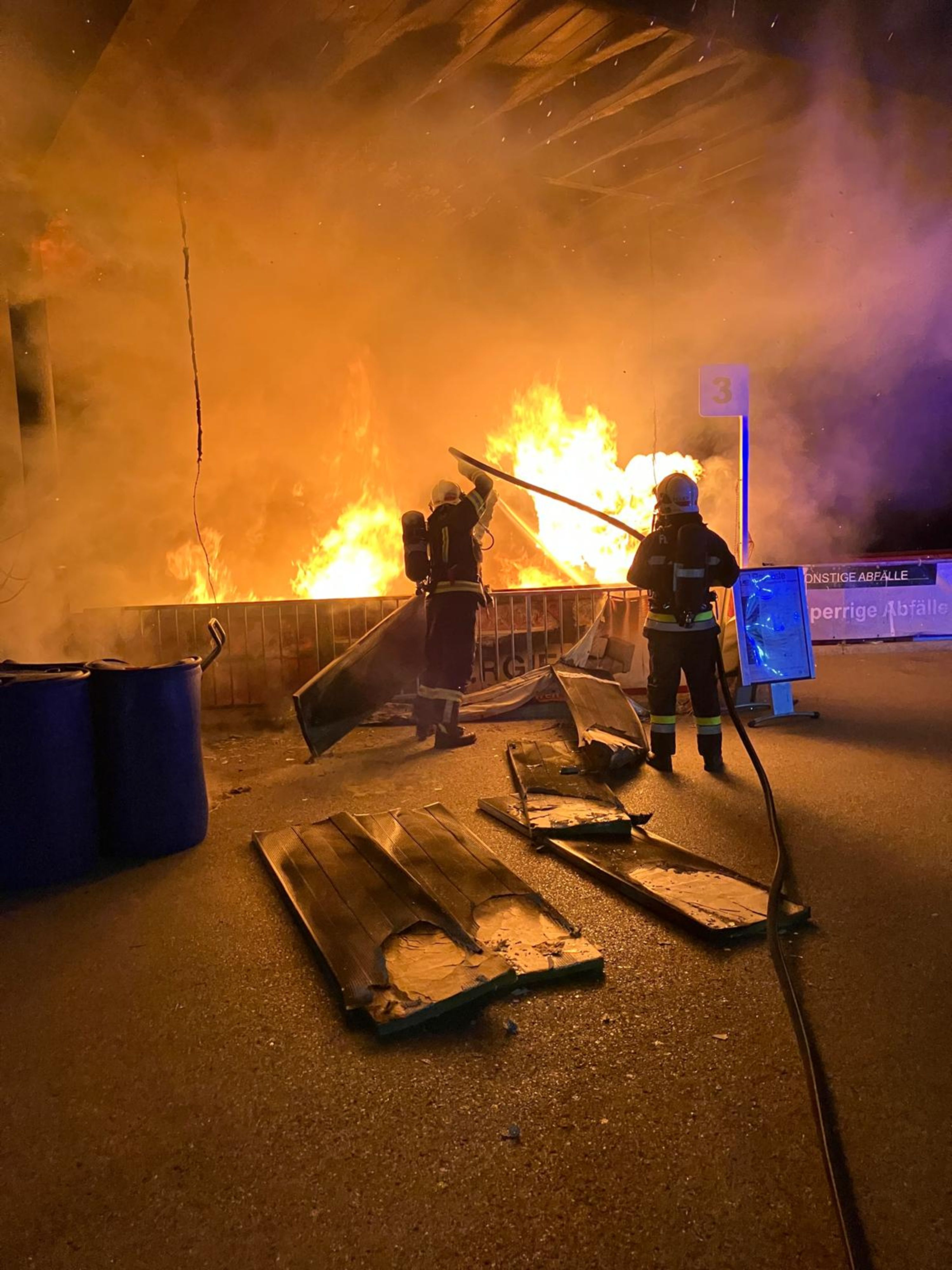 Mittwochabend stand der Sperrmüll-Container plötzlich in Vollbrand.