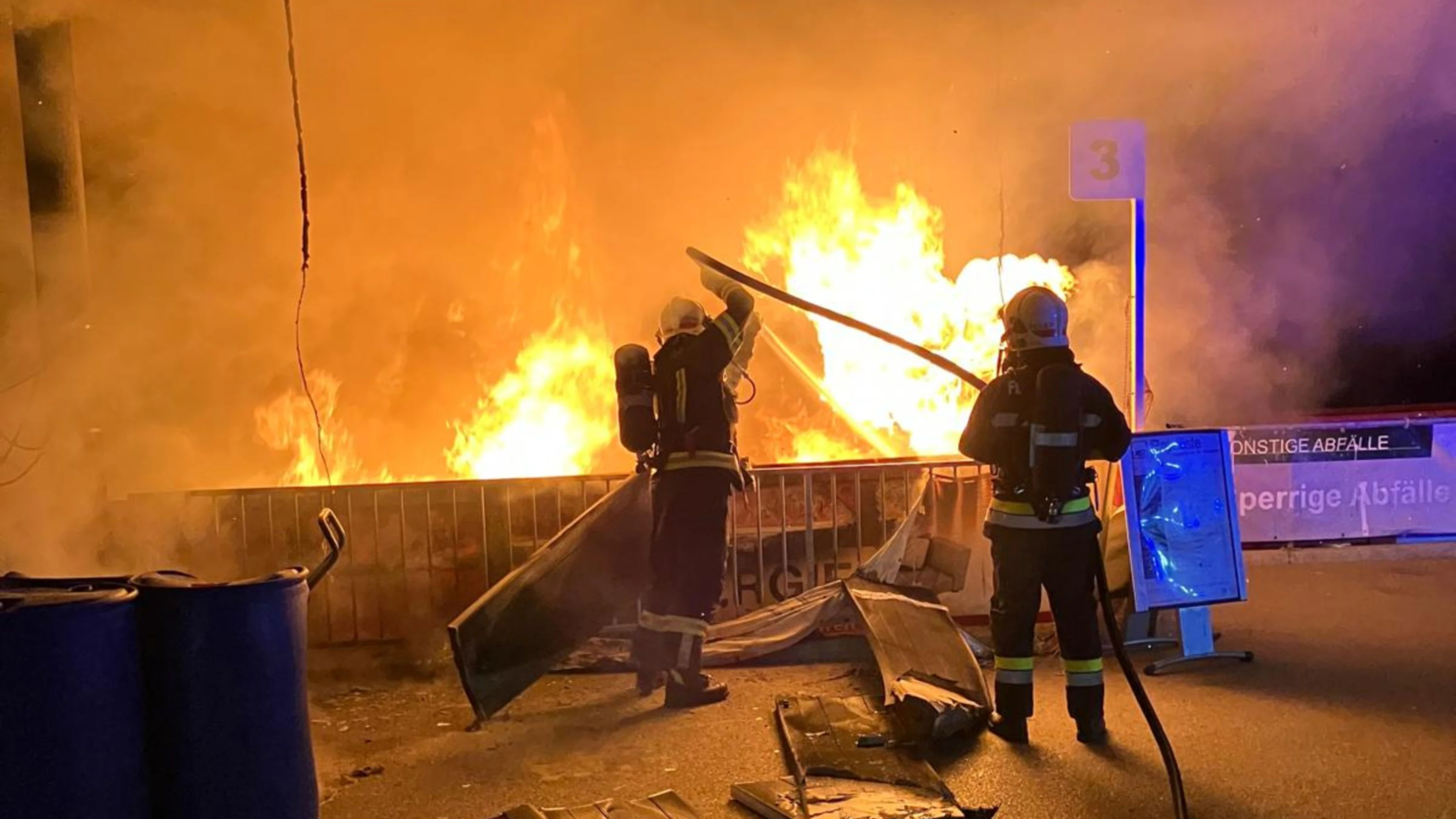 Heute.at - Sperrmüll-Container geht plötzlich in Flammen auf