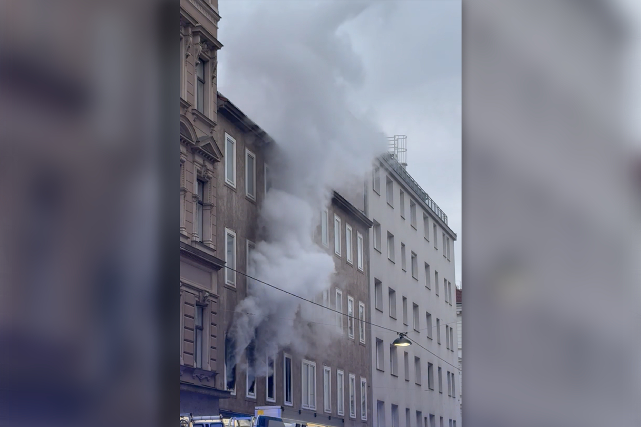 Heute.at - Feuer in Wien – Rauch dringt aus Fenstern