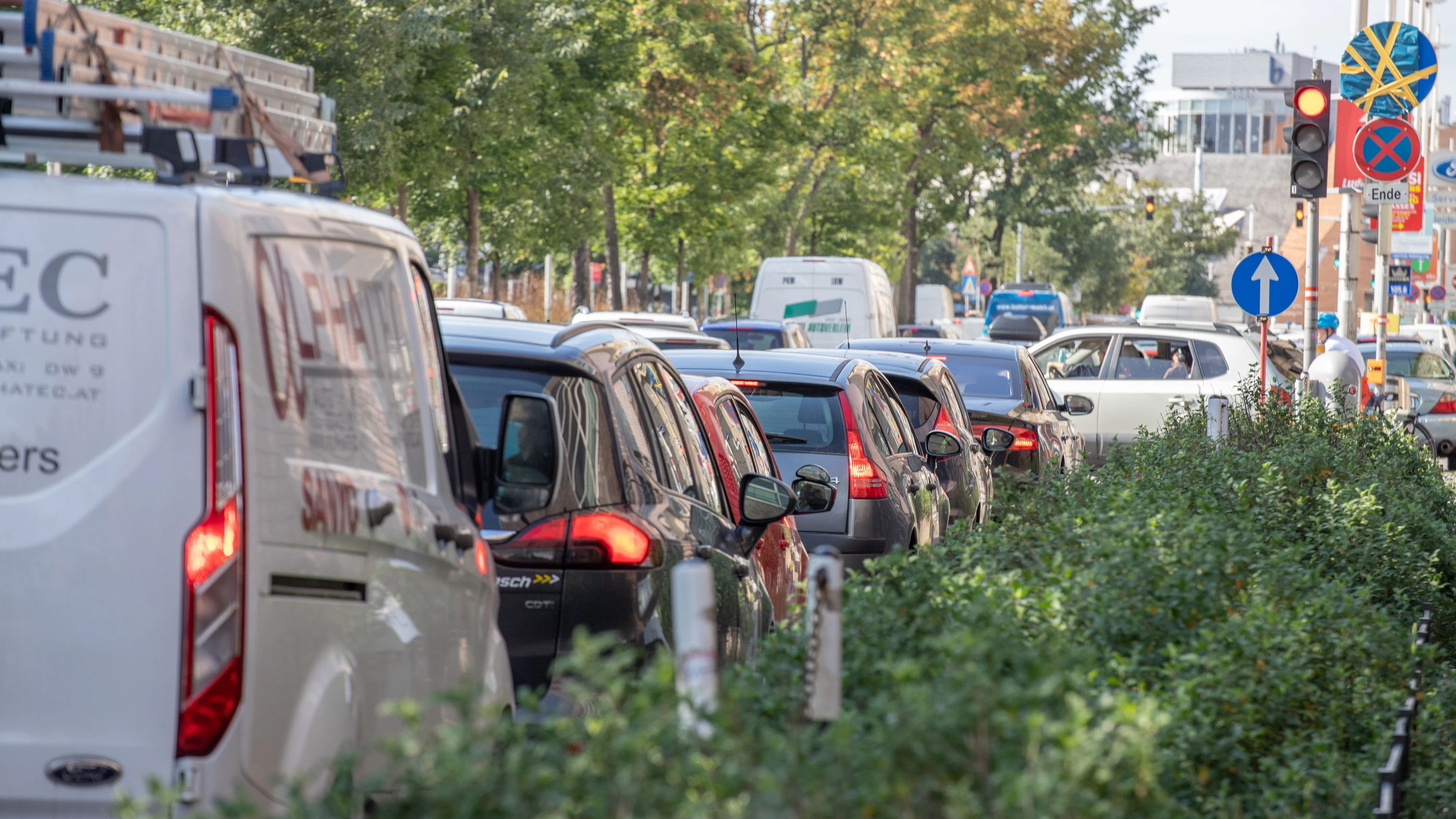 Am Wiener Gürtel kommt es immerwieder zu Überlastungen und Verkehrsstaus durch Autos. Im Bild: Mehrere Autos stecken im Stau fest und verstopfen die Straße. Wien, Österreich. August 2020 // Traffic jam caused by cars is an often seen szene in the streets of in Vienna. Picture: Because of high traffic, cars are stuck on a main road in Vienna, Austria. August 2020