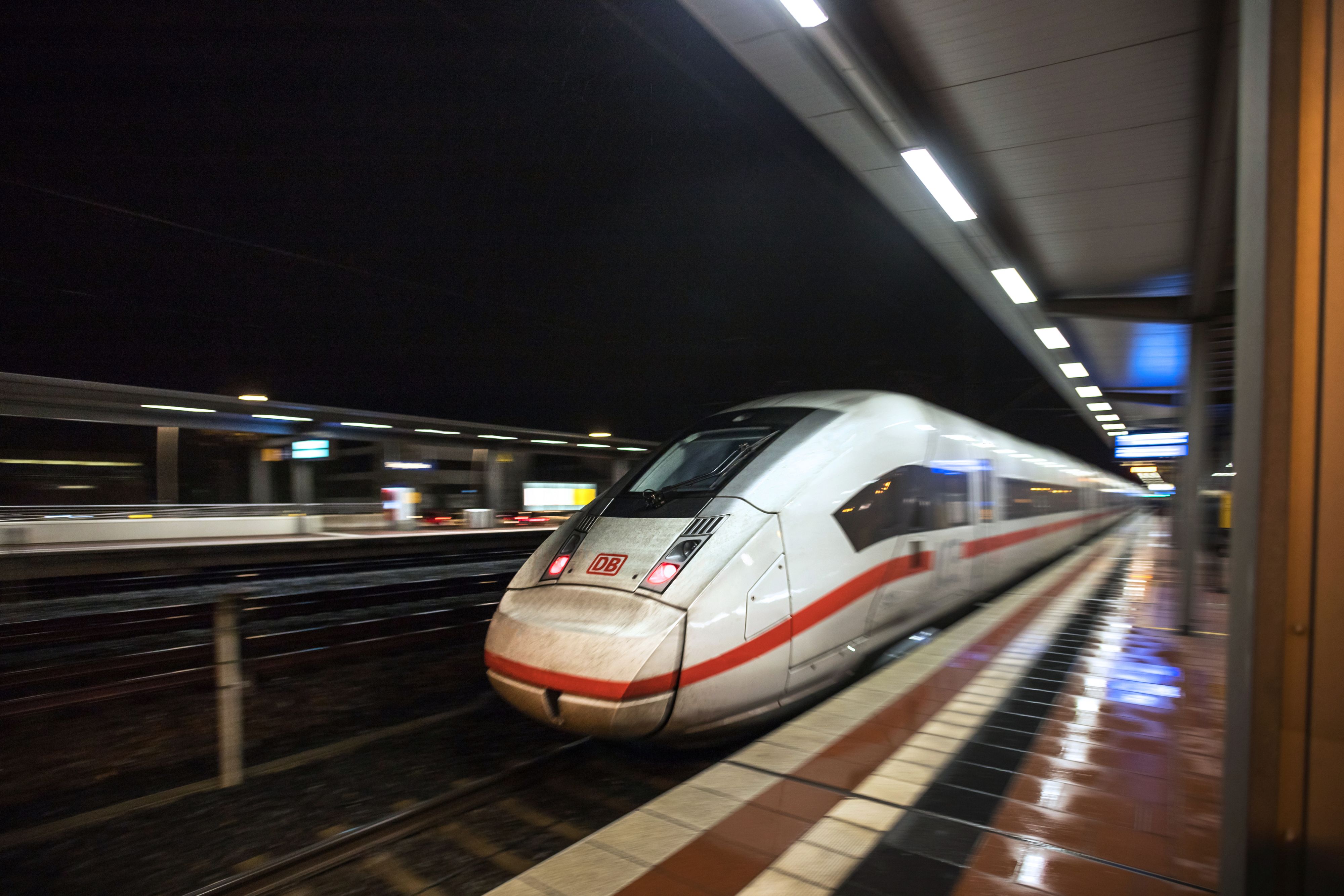 Ein ICE im Bahnhof Siegburg. Archivbild
